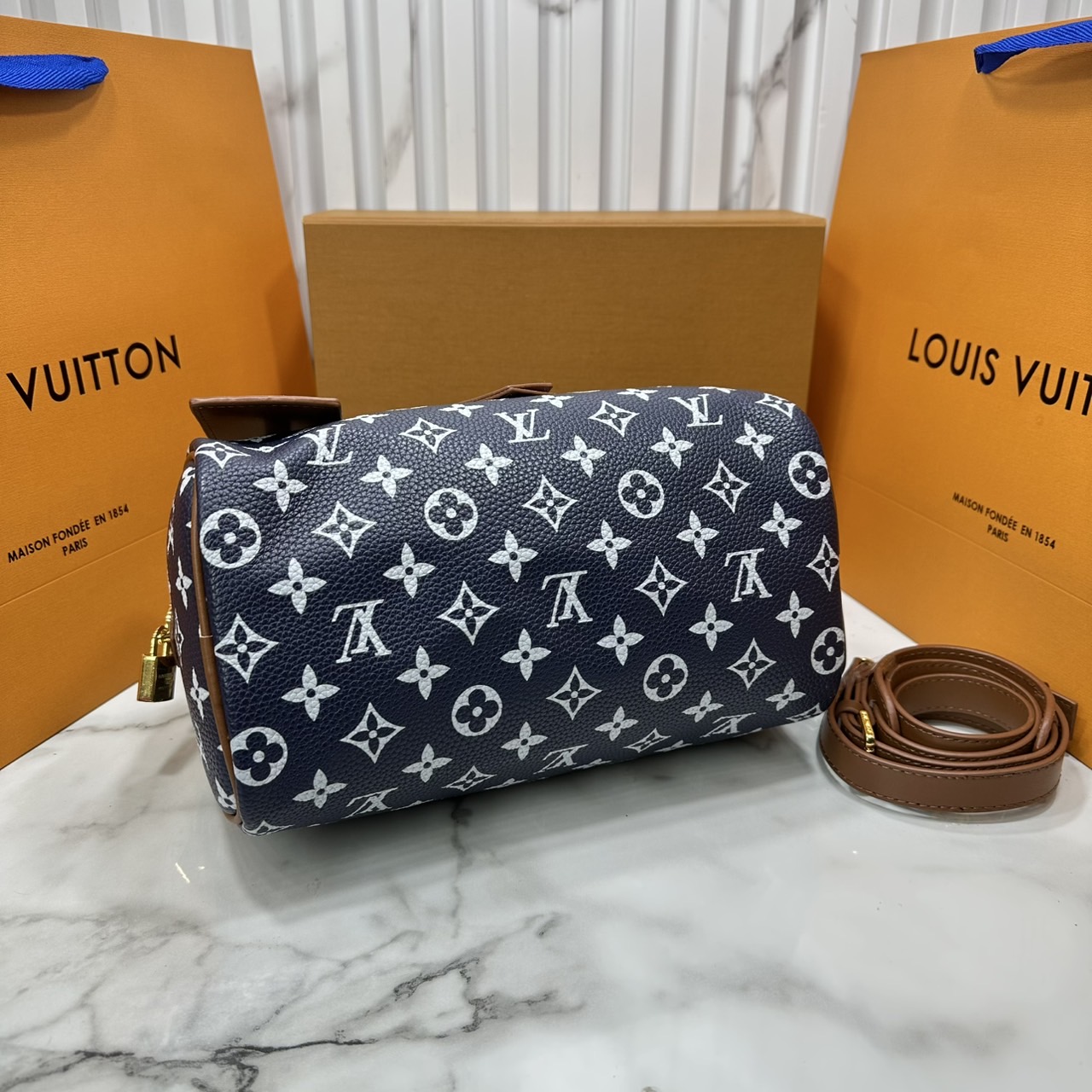 ORI หนังแท้ | LV Speedy P9 Bandoulière 25 Bag กระเป๋าสะพายทรงหมอนสปีดี้ คอลใหม่ล่าสุดหรูหราโดดเด่น รูปทรงใช้งานง่ายสวยตลอดกาล ใช้ได้กับทุกลุค ทุกโอกาส ภายในโล่งกว้างมาก ใส่ของสำคัญได้ครบแน่นอนจ้า