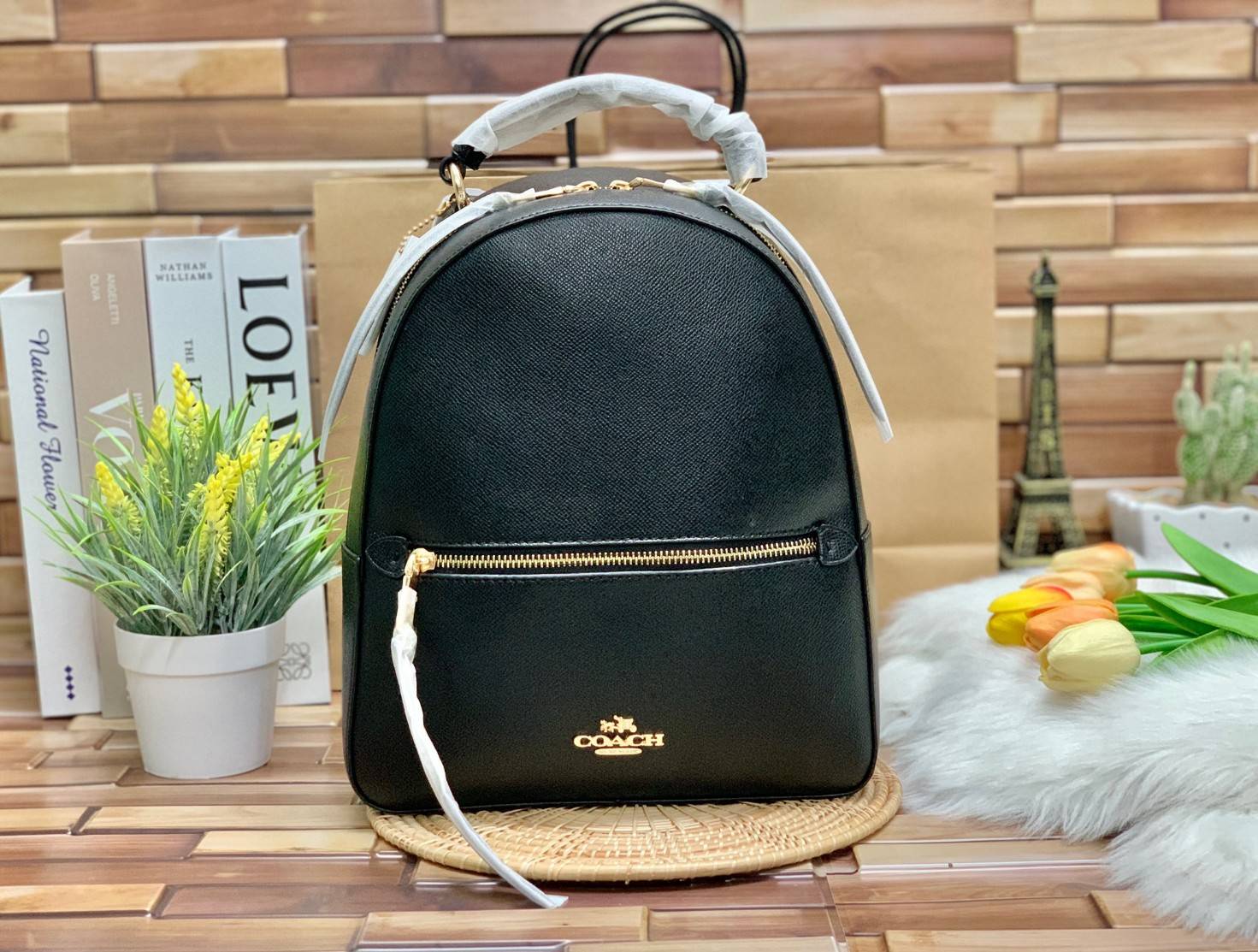 COACH JORDYN BACKPACK IN BLOCKED SIGNATURE ((76622//76624//76715)) พร้อมส่ง กระเป๋าสะพายหลังแบบมีหูหิ้ว หนังแท้ หนังนิ่มอย่างดีเลยค่า ด้านหน้ามีช่องซิปหนึ่งช่องสำหรับใส่ของจุกจิกนะคะ เปิดปิดช่องหลักแบบซิปคู่ หัวซิปมีหนังห้อยมาให้ ภายในกระเป๋าโล่งใส่สัมภาร