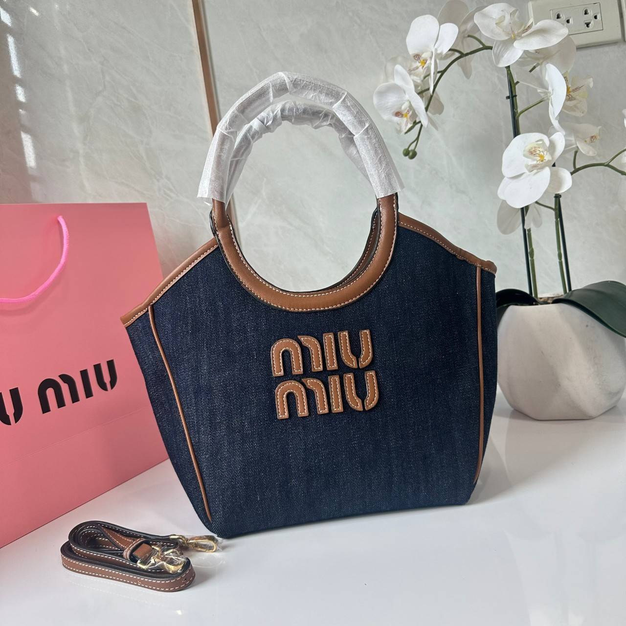 MIU MIU IVY CANVAS BAG / MIU MIU TOTE IVY MINI กระเป๋าถือหรือสะพายข้างทรงโท้ท รูปทรงทันสมัยน่ารัก สวยหรูมากๆคะ