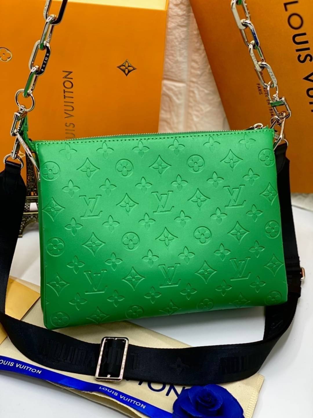 พร้อมส่งที่นี่ที่เดียว VIP gift Louis Vuitton Coussin สีขาวละมุน งานหนังแท้ ปั้มลายสวยมาก มาพร้อมสายโซ่ทองและสายผ้า มีจำกัดน้าา