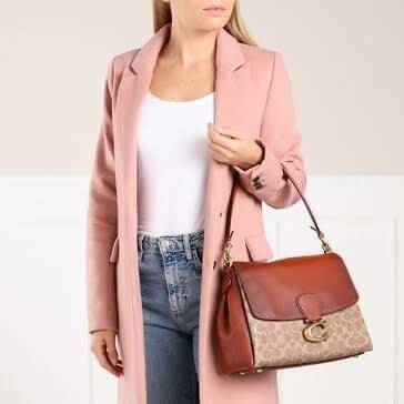COACH Coated Canvas Signature May Shoulder Bag พร้อมส่งที่ไทย คัดงานคุณภาพ จัดเต็มมาให้ต่อนรับปีใหม่นี้ค่าา ✔️กระเป๋าหิ้ว//คล้องไหล่//สะพายข้างได้ ใบใหญ่ สุดคุ้ม! ✔️หนังแท้ชั้นดีที่สุด หนังหนานิ่ม รู้สึกได้ตอนสัมผัสค่ะ สวยมากๆ ✔️ด้านห