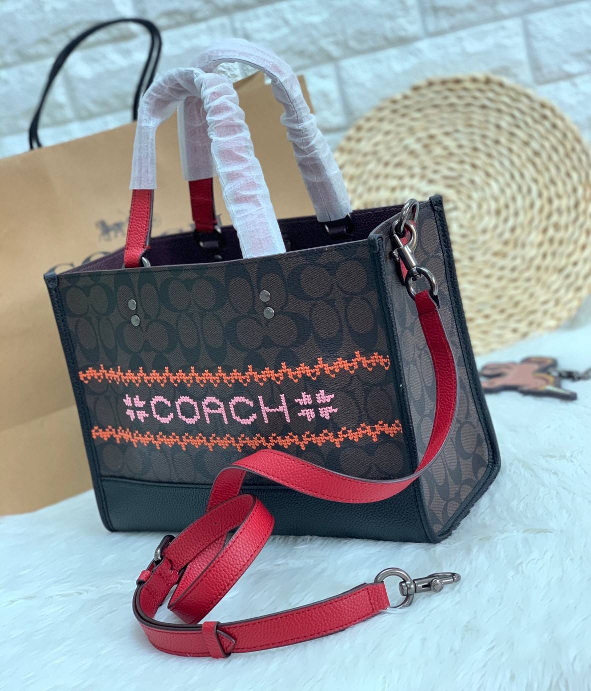 พร้อมส่ง 4ลาย 🌈ไม่มีในช๊อปไทยจร้าา😘 COACH DEMPSEY CARRYALL IN SIGNATURE JACQUARD WITH STRIPE AND COACH PATCH (C2826,C1527,C4113) พร้อมส่งความสวย! คุณภาพจัดเต็มค่ะ กระเป๋าทรงTote วัสดุ Jackquard+หนังแท้ ได้ลงตัวสวยงาม ด้านหน้ามีโลโก้แบรนด์ว