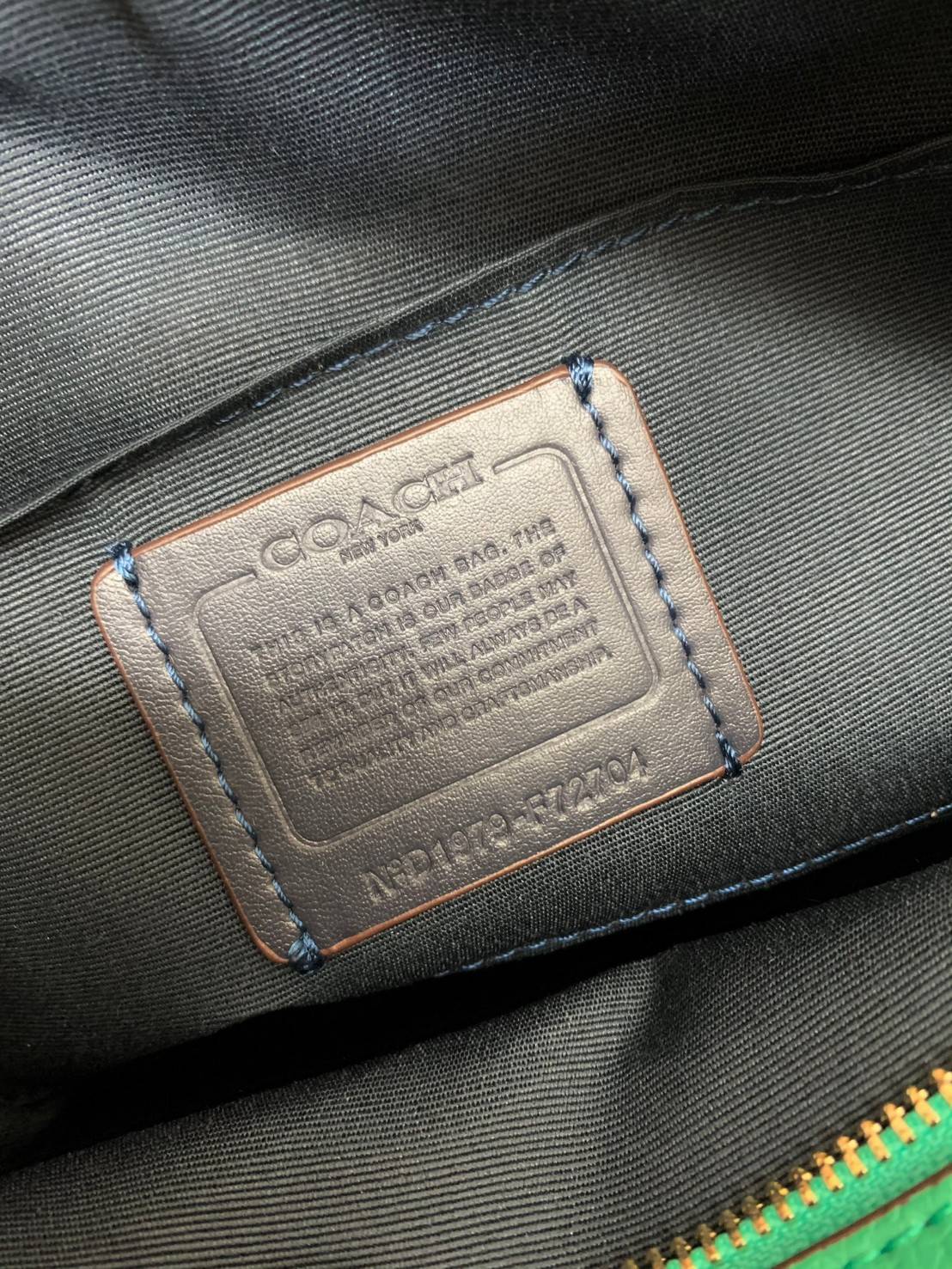 COACH JES CROSSBODY IN COLORBLOCK((72704)) พร้อมส่งอีกครั้ง ห้ามพลาดก่อนหมดค่ะ! กระเป๋าสะพายข้าง//หรือครอสบอดี้ร์ หนังแท้นิ่ม ลายหนังสวยงาม ด้านหน้ามีโลโก้แบรนด์แบบรถม้าเก๋ไก๋ค่ะ มี2ช่องซิปหลักให้ใส่ของ;สามารถใส่กระเป๋าเงินใบยาวได้;ของอื่นๆได้หลายอย่างเลย