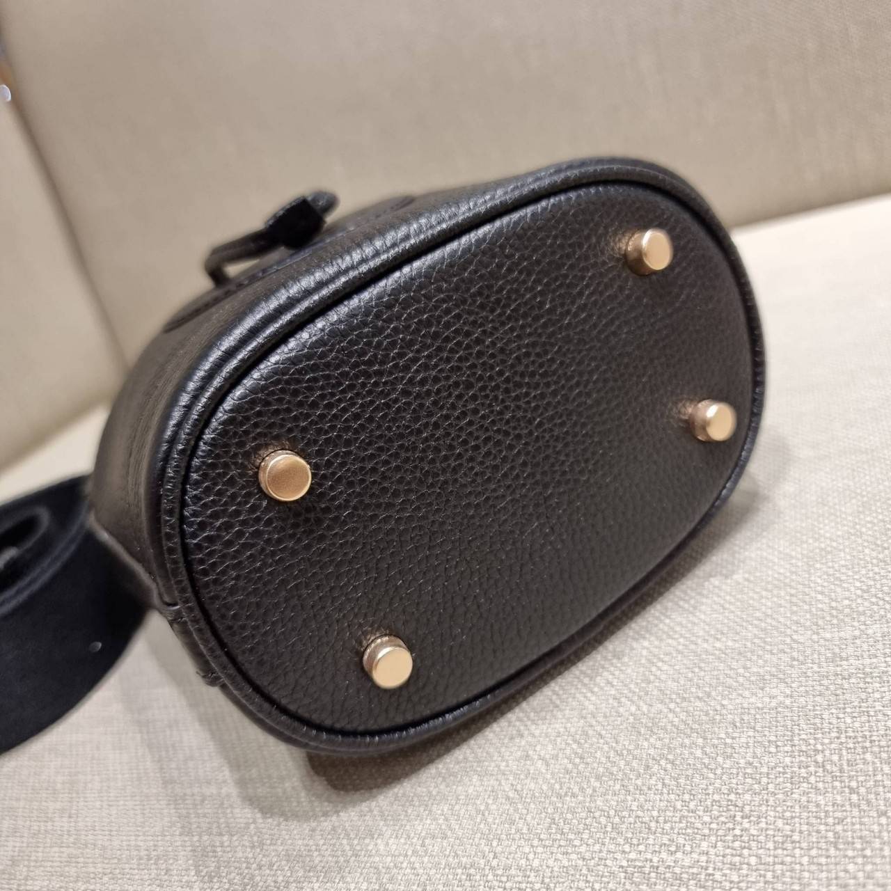 COACH C5121 DEMPSEY DRAWSTRING BUCKET BAG 15 WITH COACH PATCH น้องคนสวยมาใหม่จ้า ละมุนคุณหนูต้องมาอีกแล้วแหละ กระเป๋าทรงถังไซส์มินิ ใช้งานง่ายด้วยการรูดหนังปิดรอบปากกระเป๋า ทุกอย่างลงตัวที่สุด!! มาพร้อมตัวห้อยรูปหัวใจสีทองกุ๊กกิ๊ก น่ารักมากๆ มีหูหิ้วในตัว