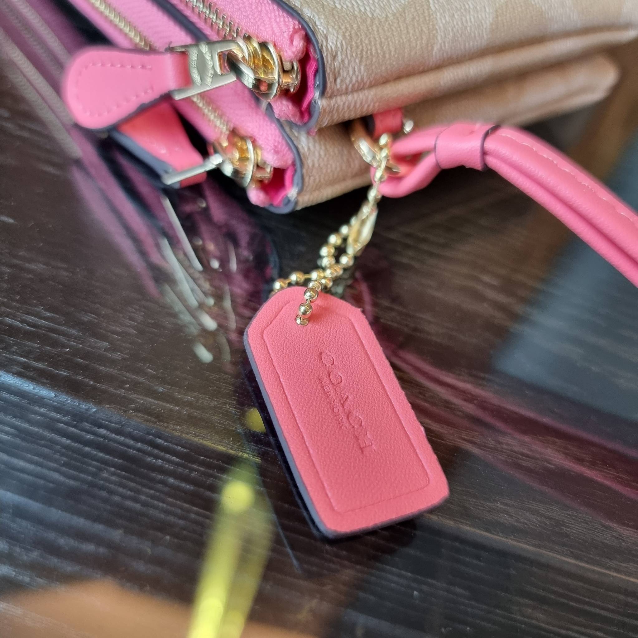 COACH F87591 DOUBLE CORNER ZIP WALLET IN SIGNATURE COATED CANVAS คล้องมือรุ่น 2 ซิป!! มาแล้วจ้า 🌟🤗 ไซส์นี้คือเหมาะมือจริงๆ พกง่ายเช่นเคย ไม่ต้องกังวลว่าจะเกะกะหรือกินพื้นที่กระเป๋าหลัก วัสดุหนังแคนวาสเคลือบลาย มีช่องหลักแยก 2 ช่อง ภายในบุผ