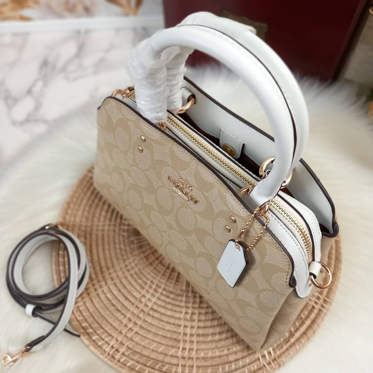 หัวใจจะวาย!! ละมุนมาก ลุคคุณหนูสุดๆ COACH MINI LILLIE CARRYALL (COACH F91494)🌺 ใช้ดีจนต้องบอกต่อ อีกแล้วจ้า ใครๆก็ถามหา😍>>>ทรงถัง รุ่นใหม่ 10 นิ้ว ขนาดกำลังดี เหมาะมือมาก มี 3 ช่องด้านใน ช่องกลาง เปิด-ปิด ด้วยซิป ส่วน 2 ช่องด้านข้