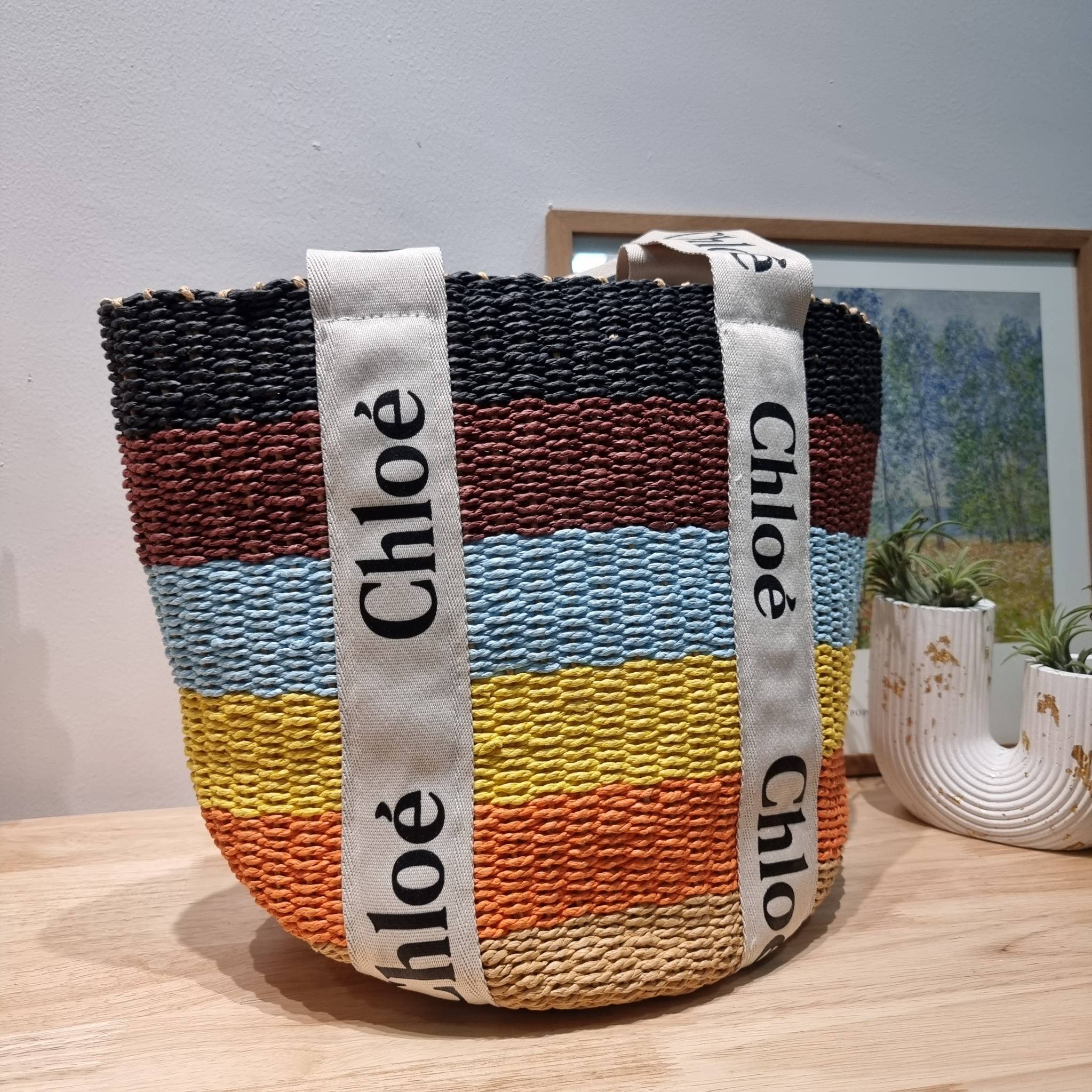 CHLOE LARGE WOODY BASKET Multicolor กระเป๋าสะพายสานทรงตะกร้า ยอดฮิตติดลมของแบรนด์ ด้วยวัสดุสังเคราห์จากธรรมชาติ สานทอเต็มใบออกมาเป็นลวดลายสวยงาม