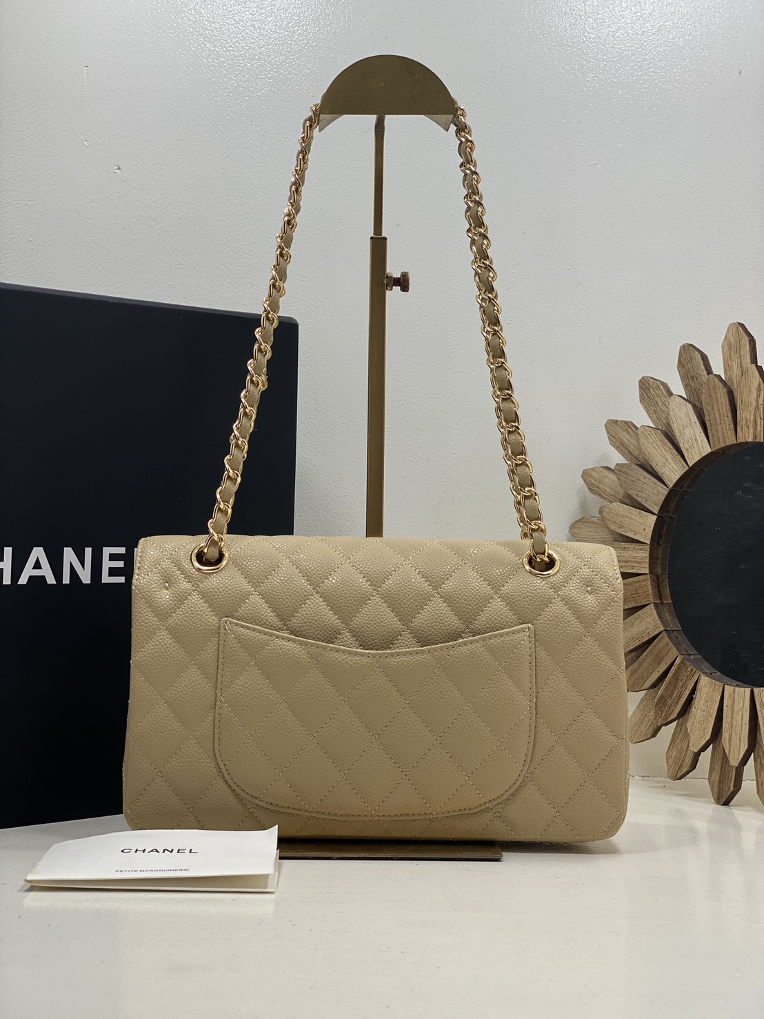 ORI หนังแท้ | CHANEL Classic Medium Flap Bag 25cm กระเป๋าสะพายคลาสสิกรุ่นยอดนิยมตลอดกาล ดีไซน์เรียบหรูหราขับผิว งานหนังแท้ อะไหล่ทองหรูหรา สุดยอดเดอะเบสท์ไอเท็ม