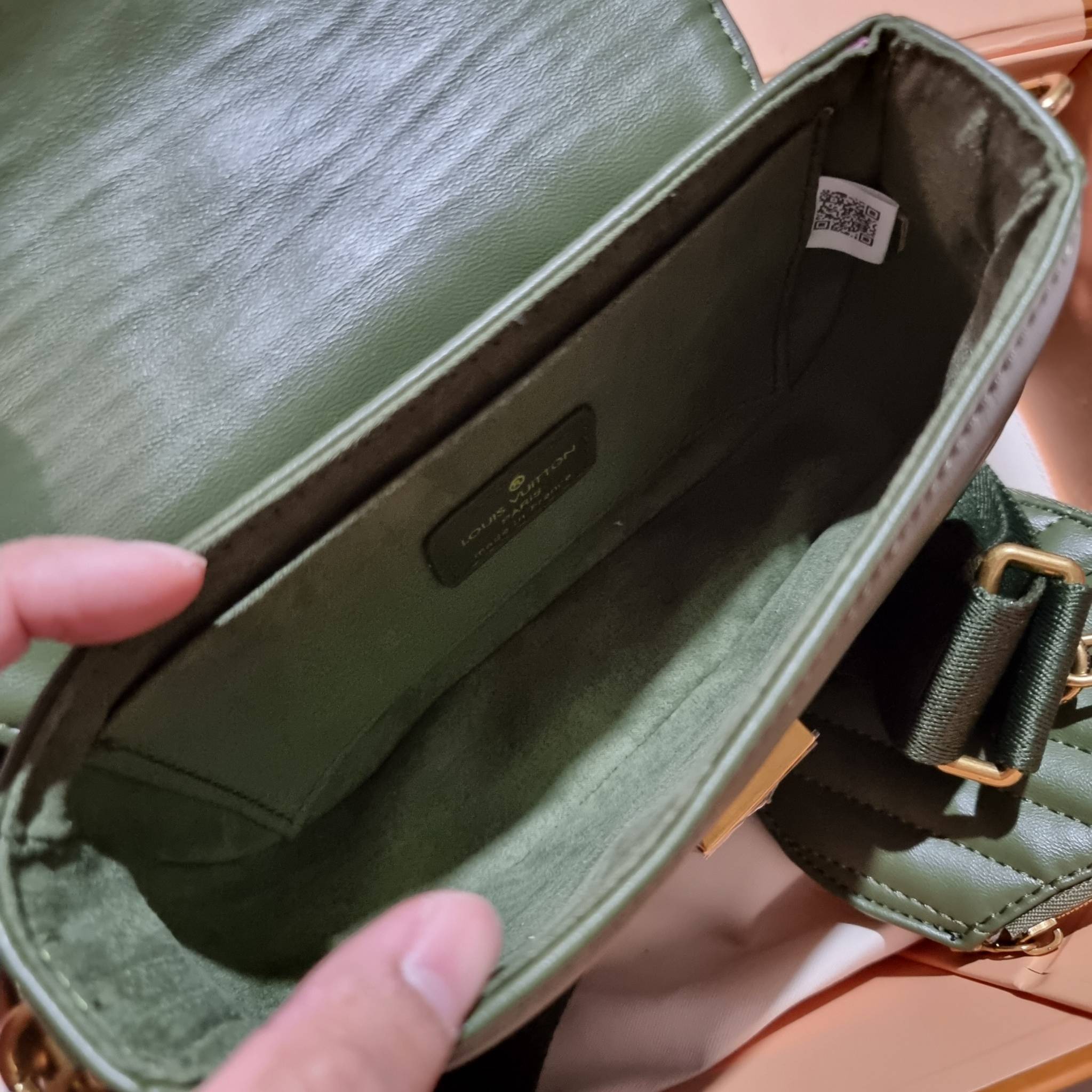 LV new wave pochette multi bag กระเป๋าสะพายมัลติฟังก์ชั่น สุดหรู มาพร้อม box set รับรองว่าดีงาม ลูกเล่นคลาสสิคผสานความวินเทจ มีสายสะพายให้ 2 เส้น และกระเป๋าใบลูก เล็กน่ารัก วัสดุหนังแท้ ภายในเป็นช่องโล่ง แบ่งสัดส่วนมีช่องย่อย ใบนี้ปรับใช้ได้หลายสไตล์ ลุคไ