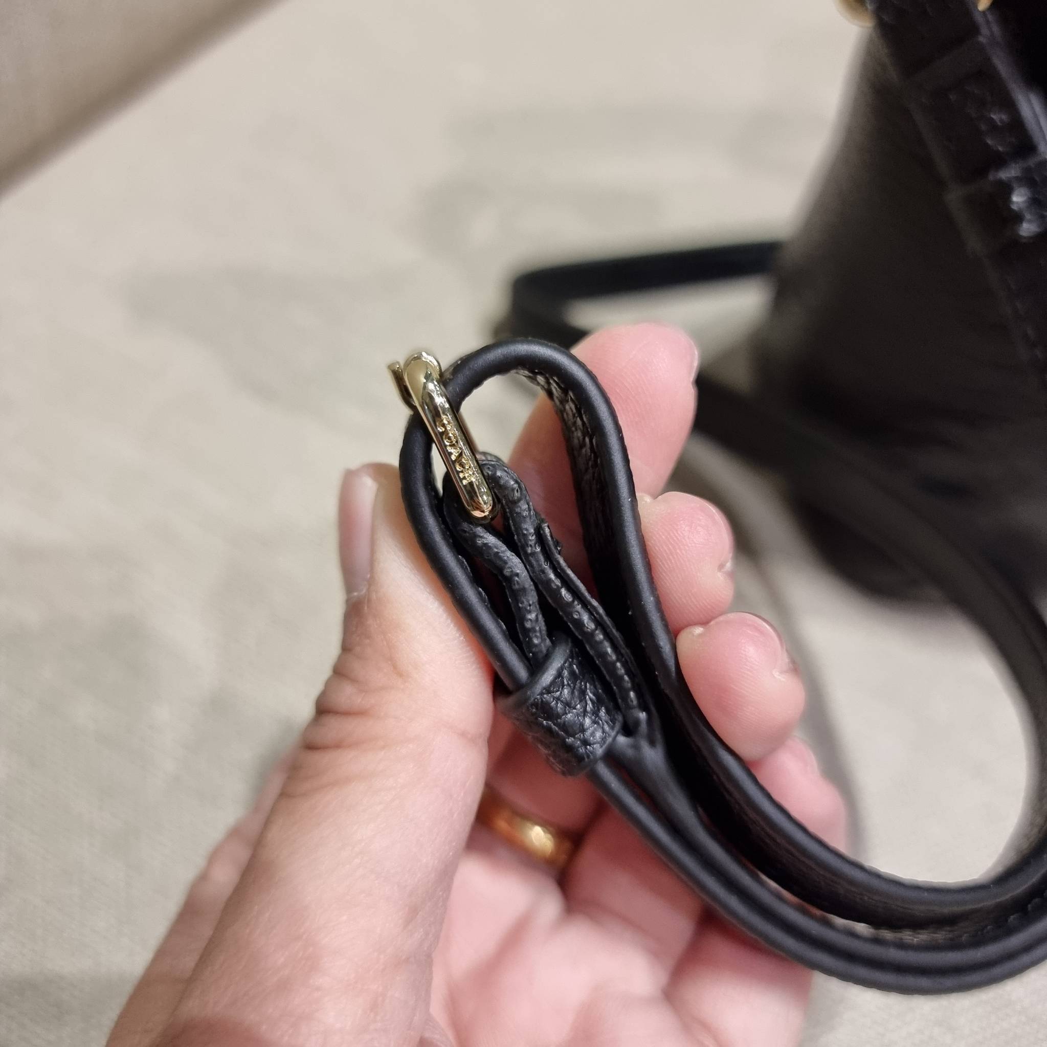 COACH F36675 SMALL KELSEY SATCHEL กระเป๋าถือ/สะพายข้าง ทรงพัดรุ่นคลาสสิค ขายดีทุกรอบ ด้วยรูปทรงที่สวย ใช้งานง่าน มีหูจับในตัว และสายครอสมาให้ วัสดุหนัง pepble สัมผัสดี (หนังจะมีรอยกดทับบ้าง ใช้งานเรื่อยๆหนังจะฟูขึ้นปกติ) เปิด-ปิดด้วยซิป รูดใช้งานง่าย ภายใ