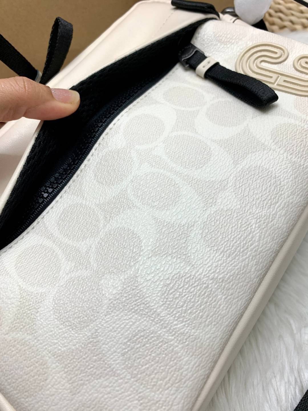 COACH EDGE CROSSBODY IN SIGNATURE CANVAS กระเป๋าสะพายครอสบอดี้ร์ วัสดุหนังแท้ หนังนิ่มอย่างดีค่ะ ด้านหน้ามีช่องซิปซ่อนให้หนึ่งช่อง เปิดปิดช่องหลักแบบซิปคู่ภายในกว้าง ใส่ของได้จุเลยนะคะ มีช่องซิปและช่องเล็กให้อีก2ช่อง;ด้านหลังกระเป๋าเป็นช่องโล่งใส่ของอีกช่