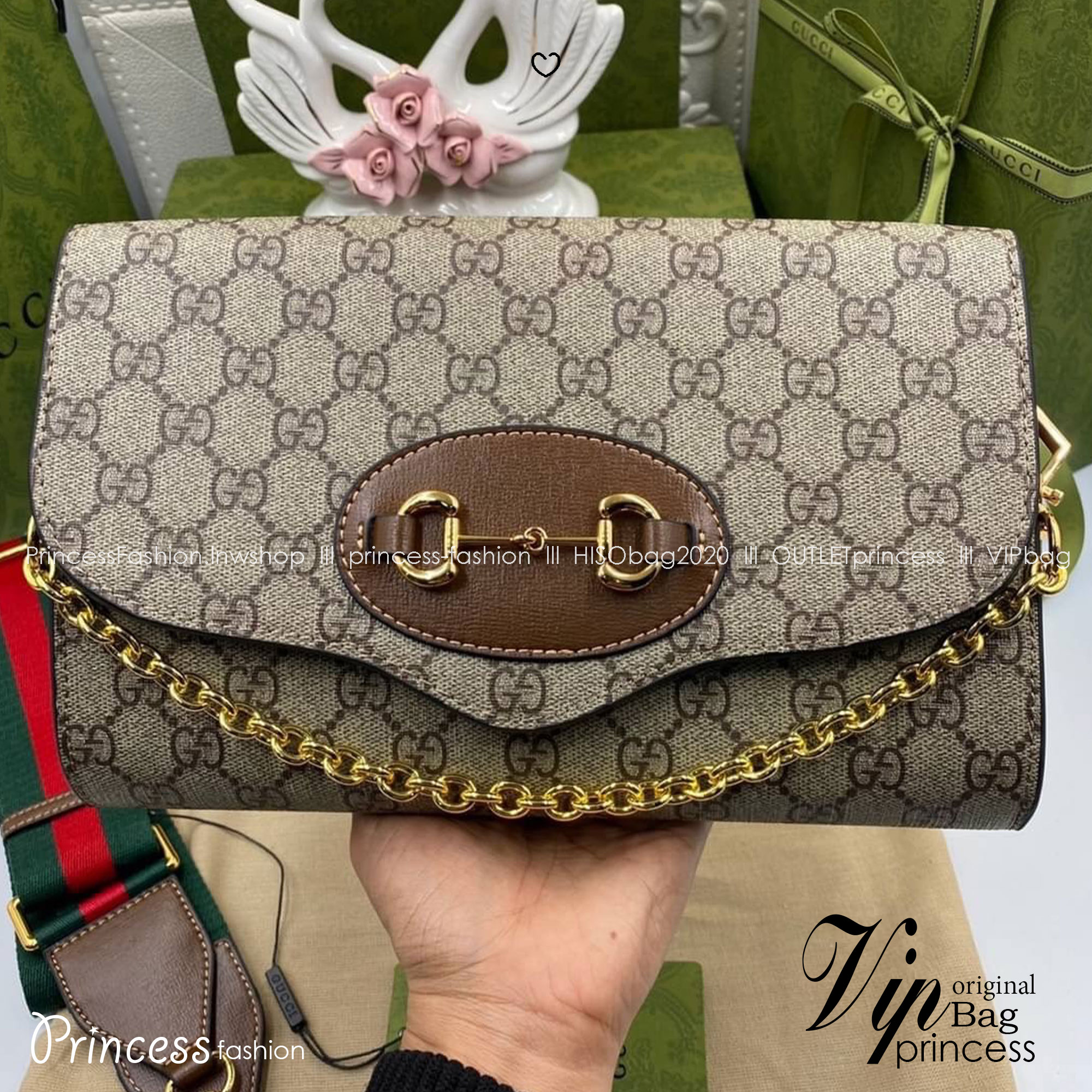 GUCCI Horsebit GG Supreme Monogram Crossbody Bag 26cm กระเป๋าทรงสี่เหลี่ยมผืนผ้าไซส์กำลังน่ารัก ใช้งานได้คล่องแคล่ว ลวดลาย GG Monogram มองกี่รอบก็สวยคลาสสิกไม่มีเบื่อ