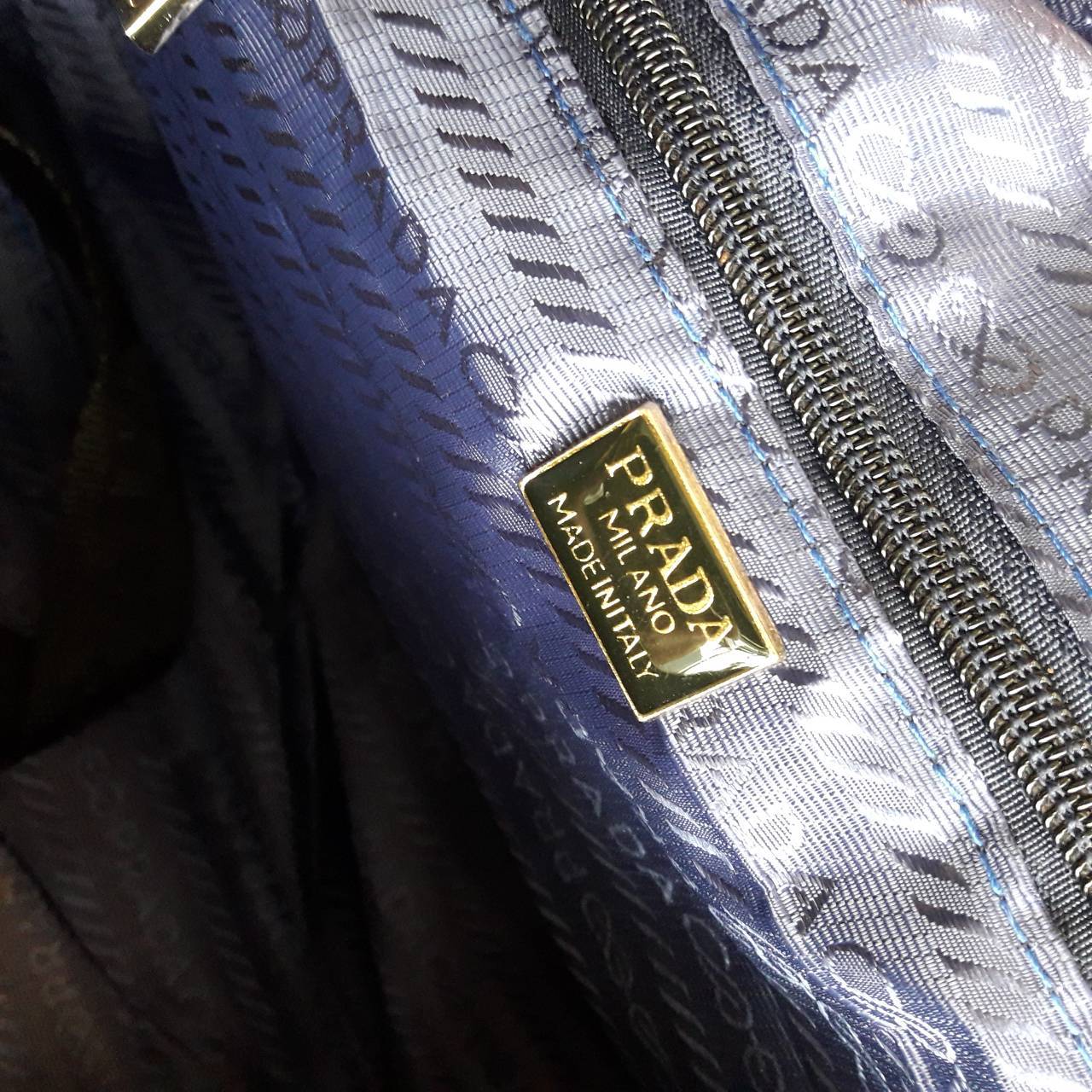 New arrival ! กระเป๋าทรง travel pillow bag จากงานพรีเมี่ยมกิ้ฟท์แบรนด์ PRADA ค่า เป็น กระเป๋าผ้า nylon ทั้งใบเลย น้ำหนักเบา สะพายสบายไหล่คะ ด้านหน้าปัก logo brand บนหมี ส่วนด้านหลักเป็น logo ชื่อแบรนด์คะ อะไหล่ทองทั้งใบ ด้านในกว้างม้ากกกกกกกบุผ้าปั้มแบรนด