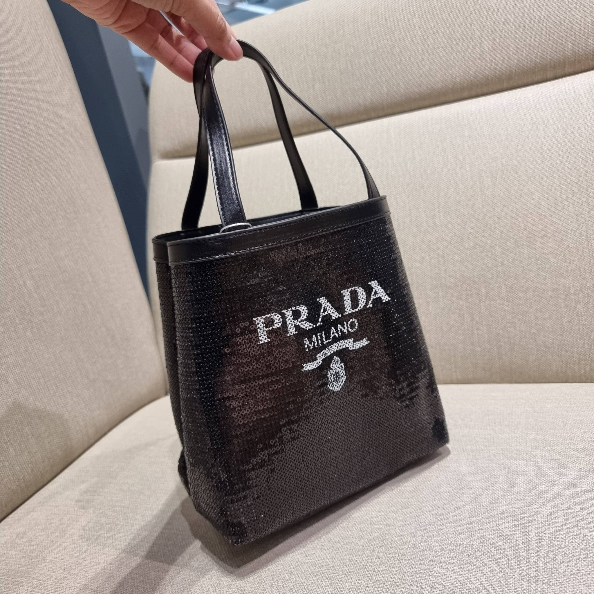 PRADA SMALL SEQUINED MESH TOTE BAG เอาใจสายแฟอีกครั้ง!! กระเป๋าทรงโท้ท ขนาดเล็ก ที่มีดีเทลฝีมือ ด้วยการเรียงร้อยแผ่นเลื่อมเป็นตาข่ายรอบใบ ตัดขอบด้วยหนังสังเคราะห์ พิเศษพร้อมใบลูกให้ด้วย ทรงใช้งานง่าย ภายในโล่งกว้าง ถือไปเรียน ไปเที่ยว ไปทำงาน พกพาง่ายสุดๆ