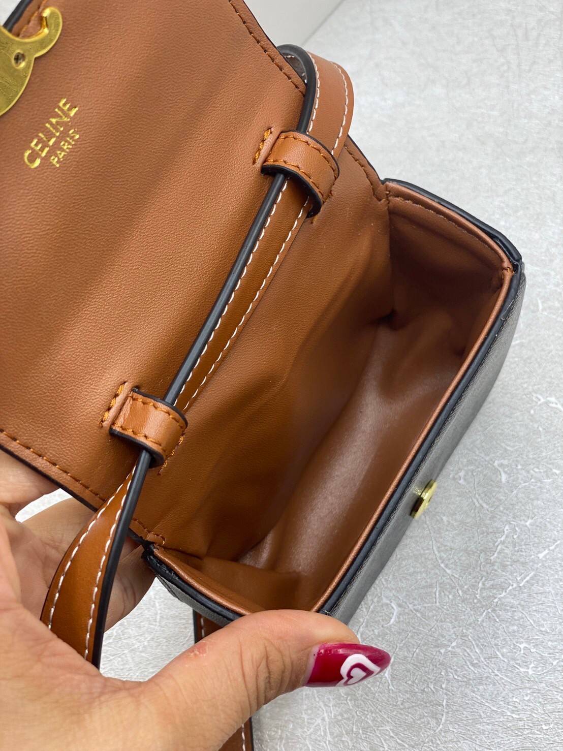 CELINE MINI TRIOMPHE IN TRIOMPHE Shiny calfskin เกรดออริจินอล กระเป๋ามินิทรงชิค ดีไซน์รูปกล่องสุดแสนมินิมอล สามารถสะพายแบบ Crossbody และยังเป็น Belt Bagได้อีกด้วย วัสดุแคนวาสลาย Triomphe แบบไม่มีตกยุค