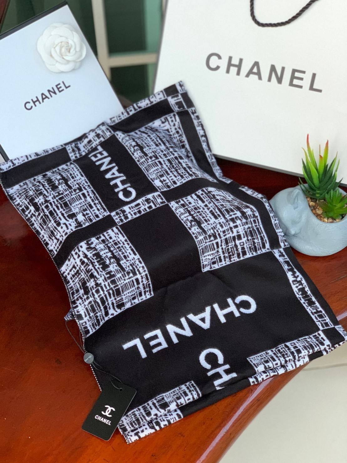 Chanel Shawl Wrap Scarf (With Box) พลาดไม่ได้กับของขวัญสำหรับเทศกาลดีๆที่กำลังจะมาถึง ส่งมอบความรู้สึกดีๆให้กับคนที่คุณรัก ด้วยผ้าพันคอ หรือ ผ้าคลุมจากแบรนด์ดัง ด้วยเนื้อผ้าแบบcashmereที่ถักทอแบบเนื้อละเอียด จึงทำให้นุ่มน่าสัมผัส ให้ความอบอุ่นได้ดี ไม่ว่า