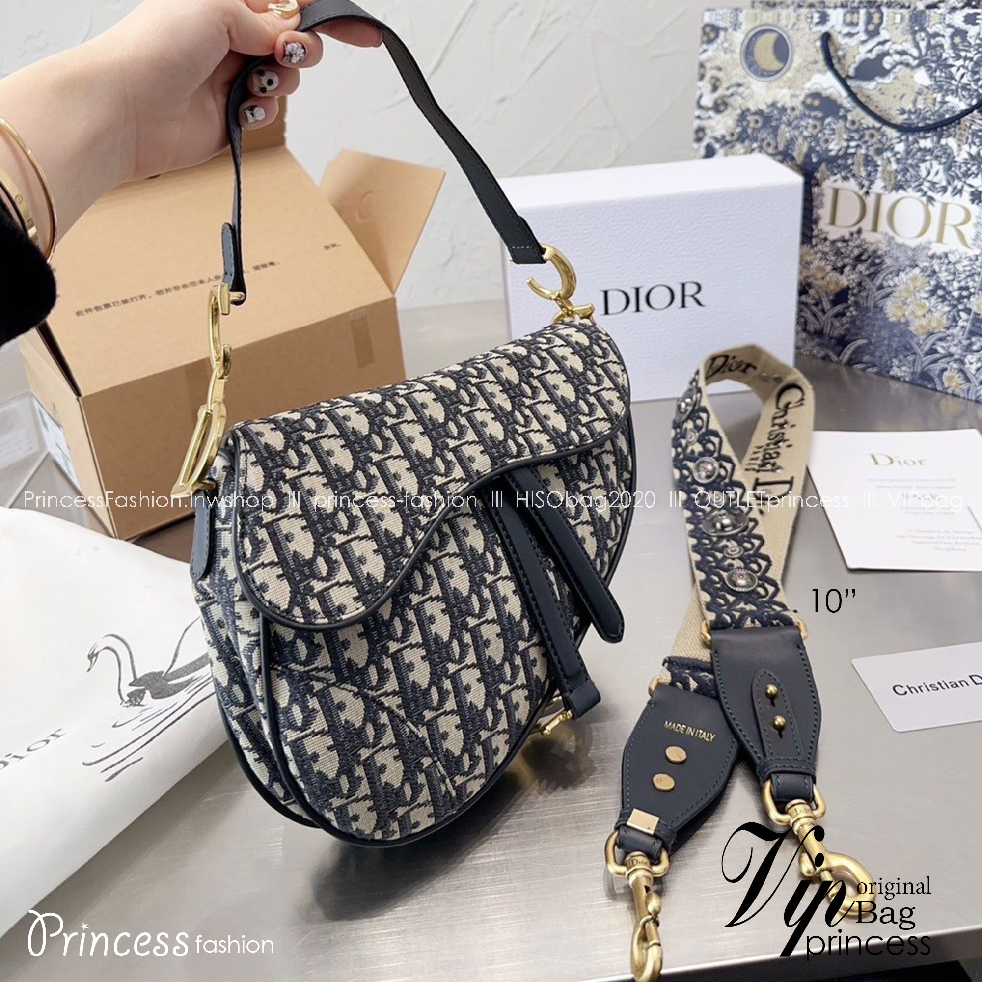 DIOR Saddle Bag with Strap 10" **รอบราคาพิเศษ** มาพร้อมสายครอสบอดี้สุดคุ้ม ไม่ได้รอบนี้คือพลาดน้า (ปกติสายยาวขายแยกนะคะ) กระเป๋ารุ่นยอดนิยม งานผ้าแจ็คการ์ดลาย Oblique ลูกเล่นห้อยด้วยตัวอักษร D ตรงหูหิ้วมีกิมมิค CD สีทอง