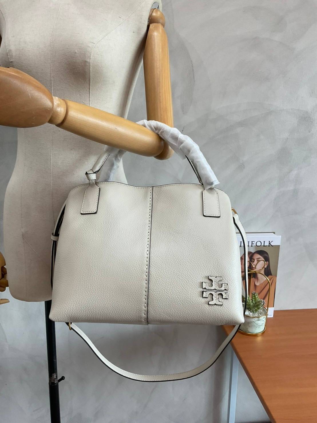 TORY BURCH Mcgraw Satchel Tote Bag (Size L) กระเป๋าถือ/สะพาย Crossbody วัสดุหนังลูกวัวแท้ 100% ด้านหน้าประดับโลโก้หนัง ตัดเป็นรูปตัว T สัญลักษณ์แบรนด์ ตัวกระเป๋าเดินด้ายเล่นลายเพิ่มลูกเล่น เพื่อความเก๋!!