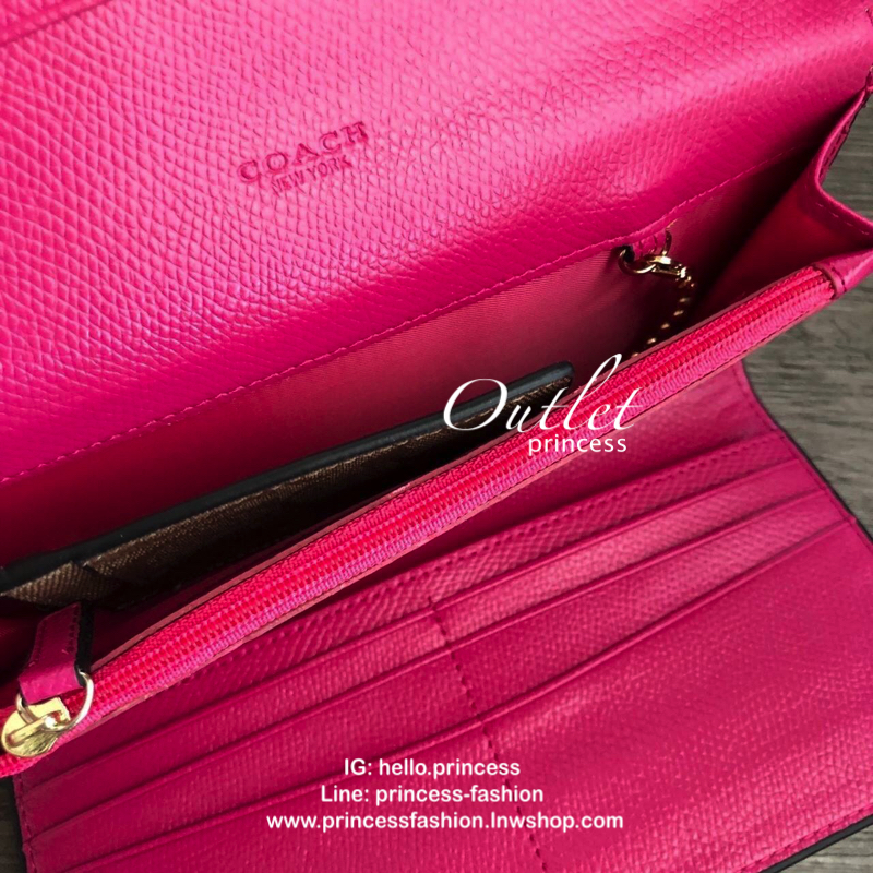 Coach signature ling wallet กระเป๋าสตางค์ใบยาว เปิด - ปิดกระเป๋าแบบกระดุม ภายในมีช่องใส่บัตร ธนบัตร และช่องซิปใส่เหรียญ ด้านหลังมีอีกช่อง 1 ช่อง พร้อมที่ใส่บัตร ถอดแยกใช้ได้ค่ะ