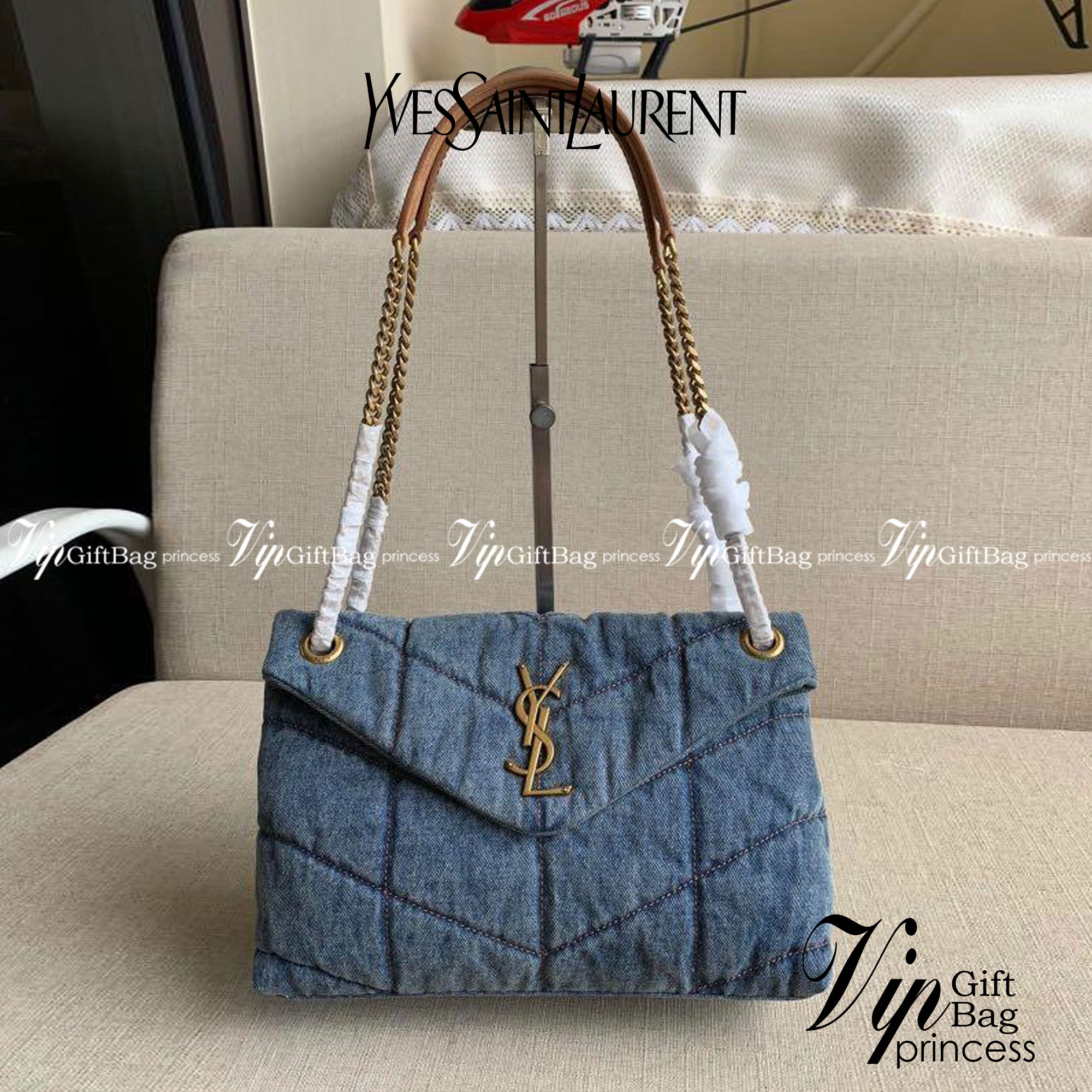 YSL SAINT LAURENT Loulou Danim Shoulder Bagblue bag กระเป๋าสะพายผ้ายีนส์เดนิมควิลท์ อะไหล่ทอง สีตัดกันสวยมากค่ะ รอบนี้มา 2สี โทนยีนส์ดำ และฟ้า สวยเท่ๆ ไปเลยค่า งานดูดีมีระดับ ชนช็อป ปั้มทุกจุดเป๊ะมากก สายสามารถดึงสั้นยาวได้ค่ะ