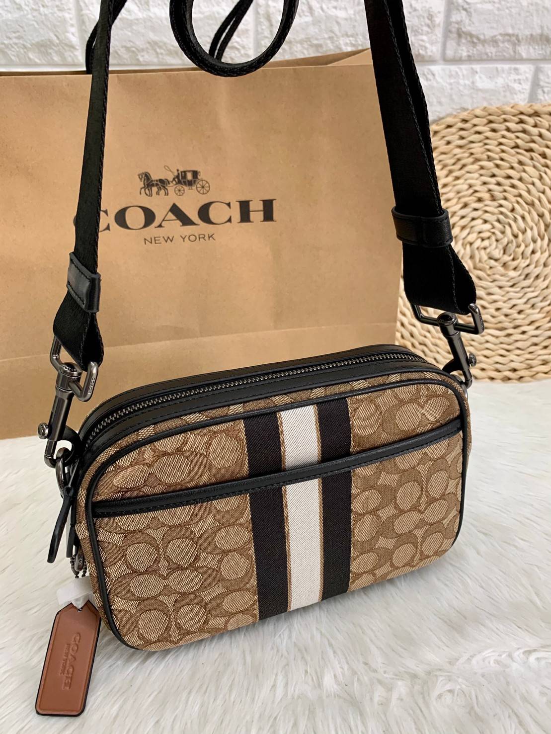 ของแท้ 💯% สินค้าแนะนำ ออกใหม่ ใช้ได้ทั้งชาย//หญิงค่ะ😘 COACH Graham Crossbody In Signature Jacquard With Stripe And Coach Patch ((4118))
