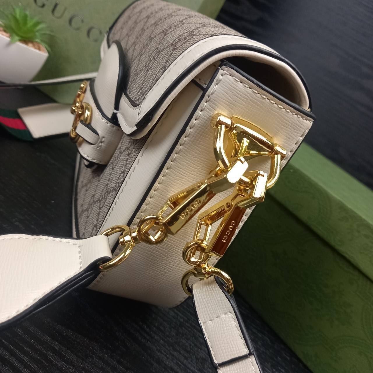 GUCCI HORSEBIT 1955 MINI BAG กระเป๋า crossbody รุ่นฮิต สุดหรูหรา คลาสสิค จุของสำคัญได้เยอะ มาพร้อมสายสะพายยาว 2 เส้น สามารถ ปรับระดับได้ ถอดออกได้ รุ่นนี้ใช้งานดีมาก บอกต่อกันถึงที่สุด ใช้ได้ทุกโอกาส เป็นอีกรุ่นที่โดดเด่นมากๆ