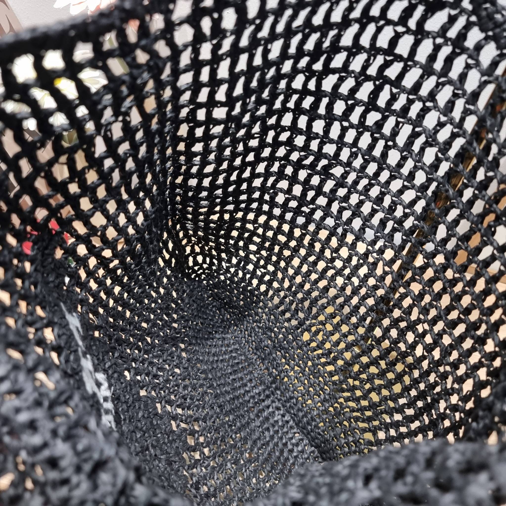 PRADA RAFFIA TOTE BAG สวยไม่ซ้ำใคร สไตล์บีช เหมาะมากกับการสะพายไปเที่ยวทะเล หรือจะใช้ในวันสบายๆก็ตอบโจทย์ กับกระเป๋าสะพายสานใบใหญ่ ตัวกระเป๋าเป็นวัสดุสังเคราห์จากธรรมชาติ