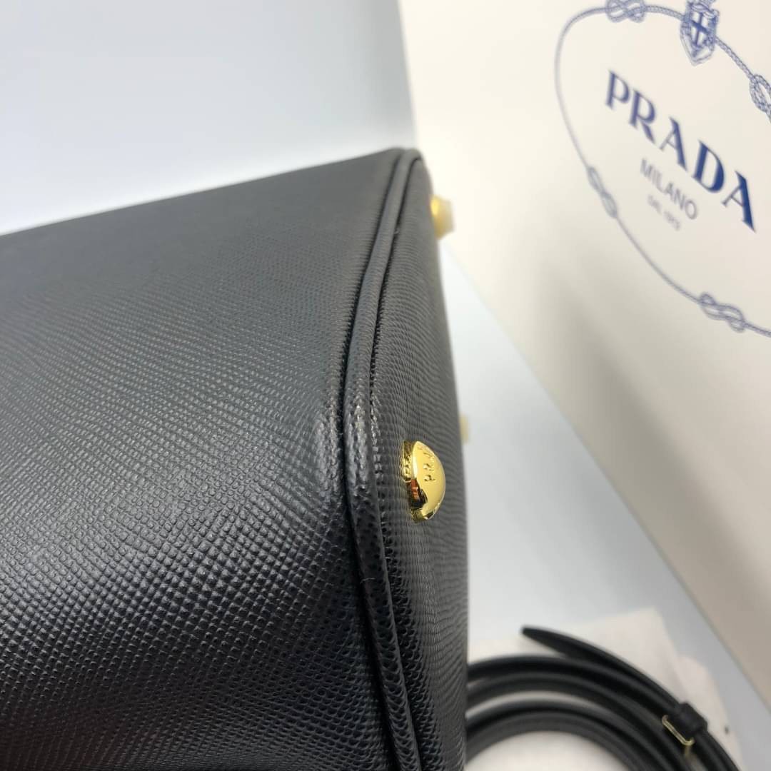 VIP 】หนังแท้ Prada Panier Bag Medium Saffiano Leather พร้อมส่งที่ไทย กระเป๋าสะพายข้างทรงบัคเก็ต จุของได้เยอะมาก เรียบแต่หรู ต้องใบนี้เลยค่าา