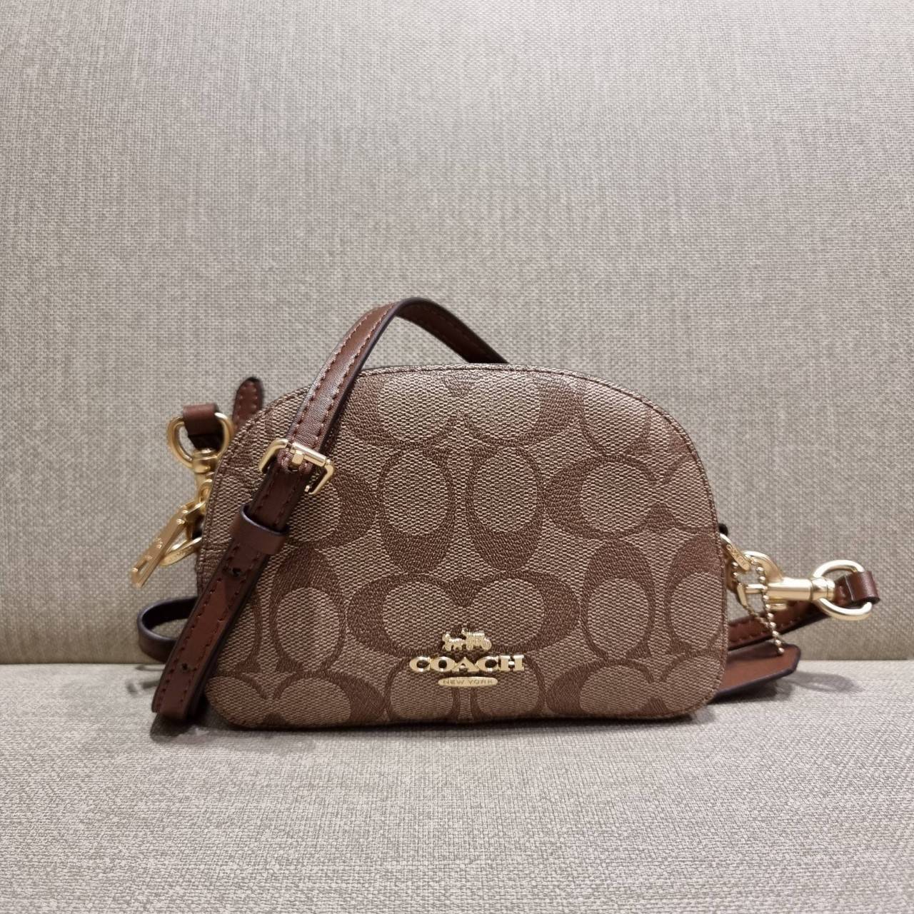 COACH 2628 MINI SERENA CROSSBODY IN SIGNATURE CANVAS ใหม่ที่สุด!! พร้อมส่งทุกสีเด็ด!! ย่อส่วนกระเป๋าสะพายคอลเลคชั่นยอดฮิต มินิเซเรนา ที่รับรองว่าน้องน่ารักม้ากกก!! ขนาดเล็กกุ๊งกิ๊ง แต่ดีเทลยิ่งใหญ่ วัสดุหนังแคนวาสเคลือบลาย เปิด-ปิดด้วยซิป สะดวกใช้ ภายในเป