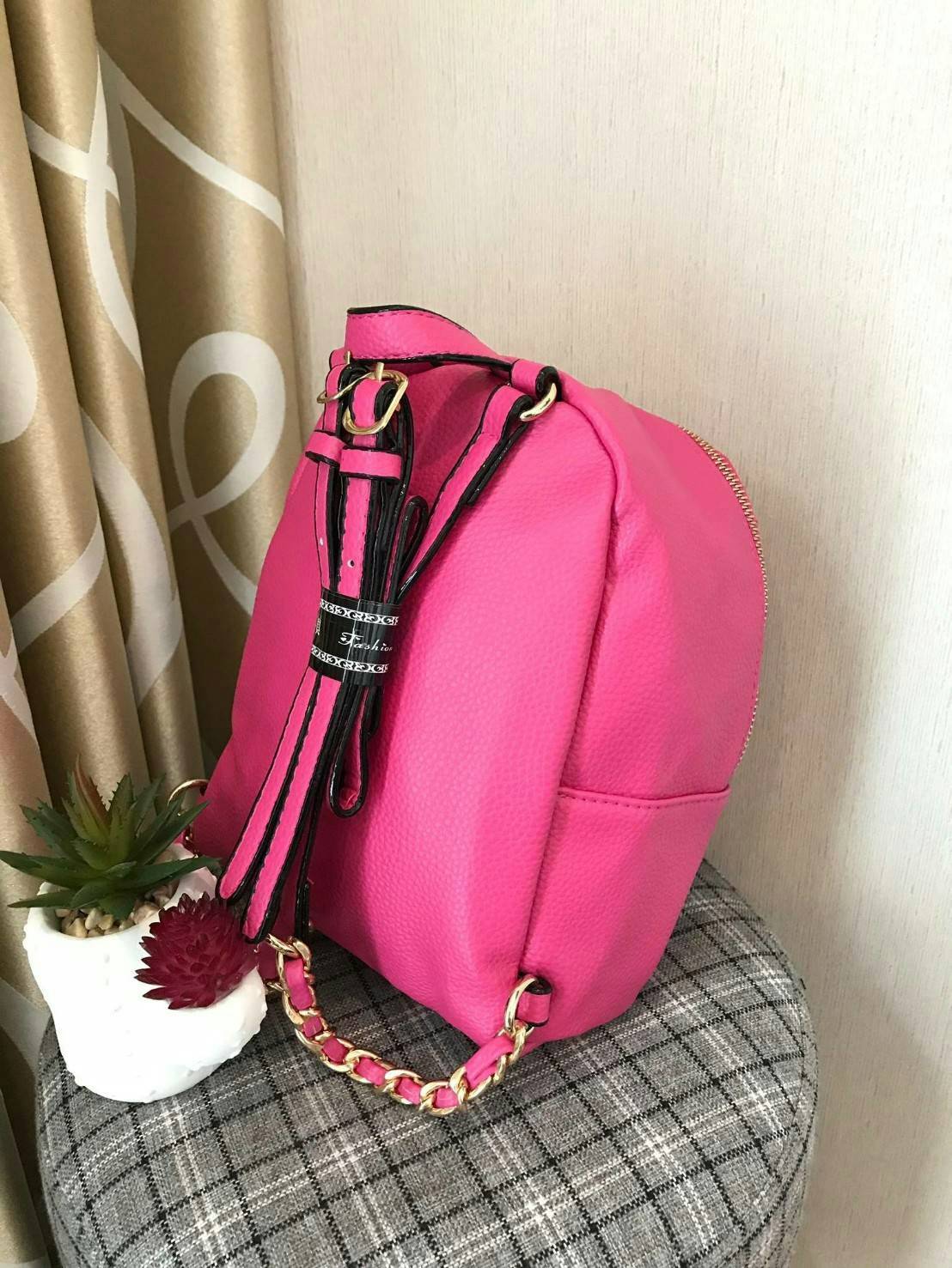 Victoria’s Secret Pebbled V-Quilt Small City Backpack กระเป๋าเป้สไตล์คลาสสิค วัสดุลายหนังแกะเทียม หนังนิ่ม เปิดปิดด้วยซิปคู่ ภายในบุผ้าสกรีนโลโก้ ใส่มินิไอแพค กระเป๋าสตางค์ยาวได้ สายสะพายโซ่ต่อหนังปรับระดับได้ ด้านหน้ามีช่องซิปร้อยหนังเส้นยาวดูมีดีเทล สะพ