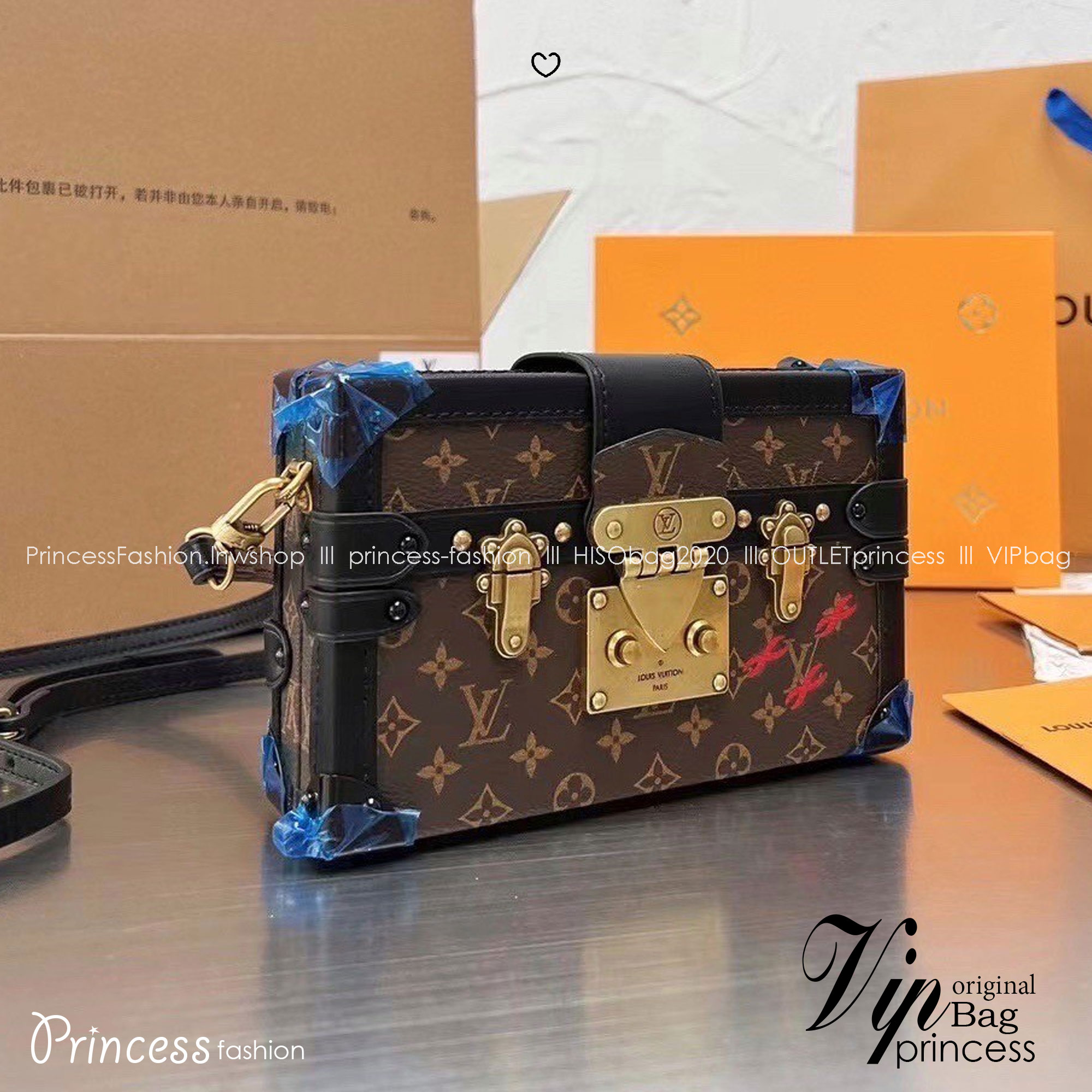 LV Petite Malle Monogram Canvas Bag กระเป๋าทรงกล่องสุดไอคอนนิค สวยมีเสน่ห์ ถือเป็นคลัชเก๋ๆ หรือสะพายข้างชิคๆ พร้อมตอบรับได้ทุกลุค ทุกสไตล์ไปเลยจ้า