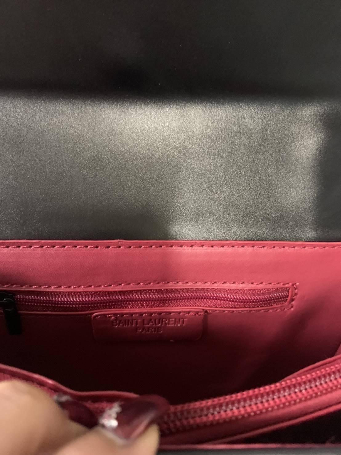 VIP 】YSL_SUNSET MEDIUM IN CROCODILE EMBOSSED SHINY LEATHER Bag VIP GIFT WITH PURCHASE (GWP) พรีเมี่ยมกิ้ฟ Limited Edition จาก YSL DUTY FREE COUNTER วัสดุหนังแกะสังเคราะห์ อะไหล่ดำทั้งใบ งานฮอตรุ่นฮิตที่กำลังมาแรง ตกแต่งป้ายห้อยเก๋ๆ ด้วยตัวอักษรแบรนด์ สายส