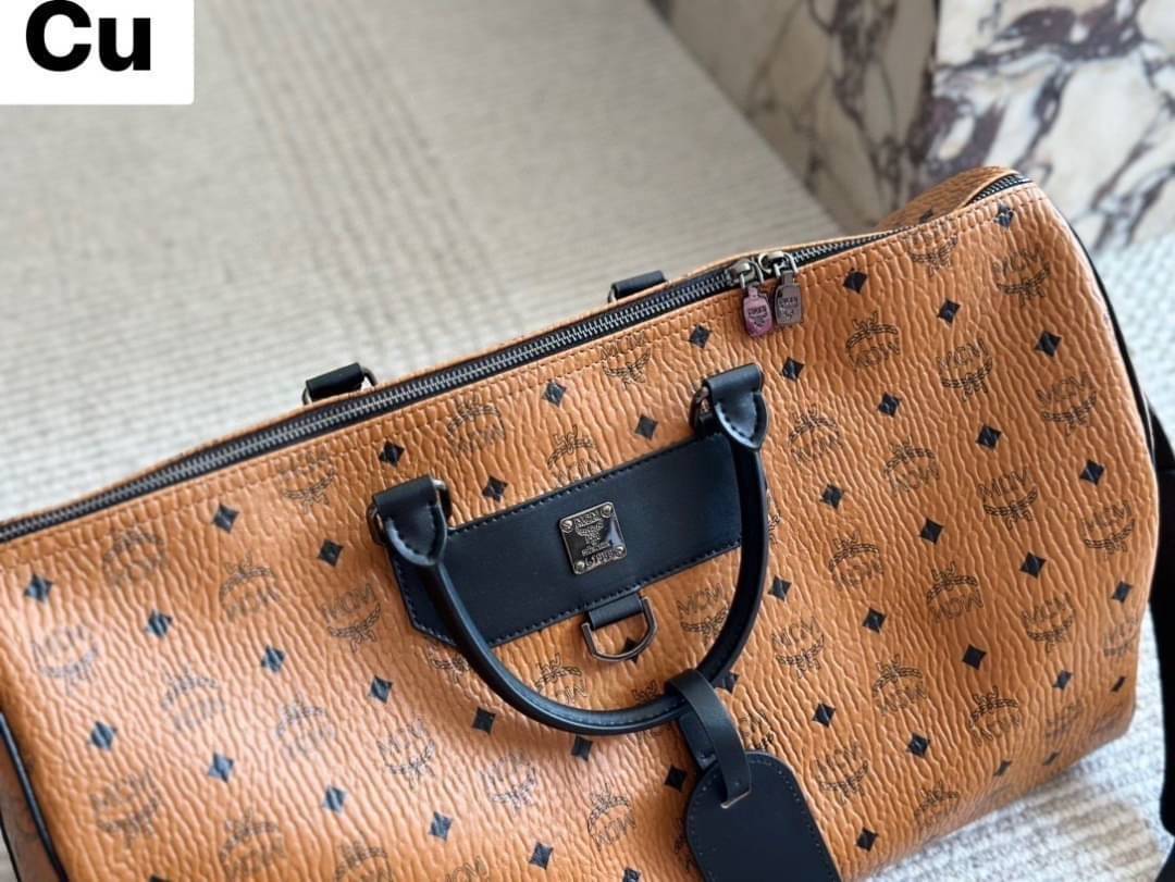 ORI | M.C.M NOMAD WEEKENDER / M.C.M Travel Bag กระเป๋าเดินทางใบใหญ่ ดีไซน์คลาสสิคสายสปอร์ต สายลุย ต้องมารวมกันตรงนี้เลยจ้า ดีไซน์โฉบเฉี่ยว ดูเท่