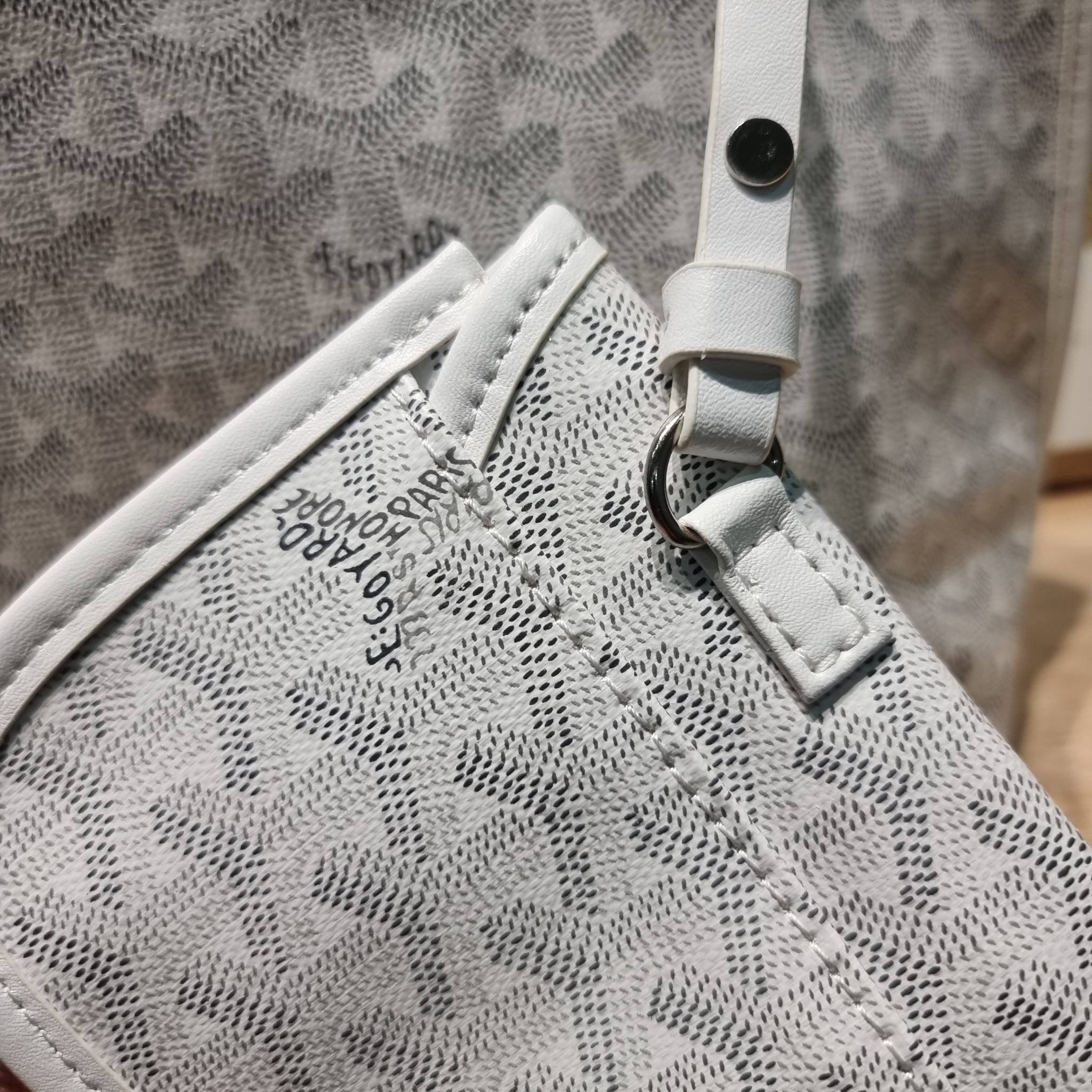 GOYARD ANJOU REVERSIBLE TOTE กระเป๋าสะพายทรงโท้ท ใบใหญ่จุใจ!! กลับด้านใช้ได้ทั้ง 2 ด้าน มาครบสีขายดี เลิศทุกสี รูปทรงคลาสสิค ดีไซน์เป็นเอกลักษณ์