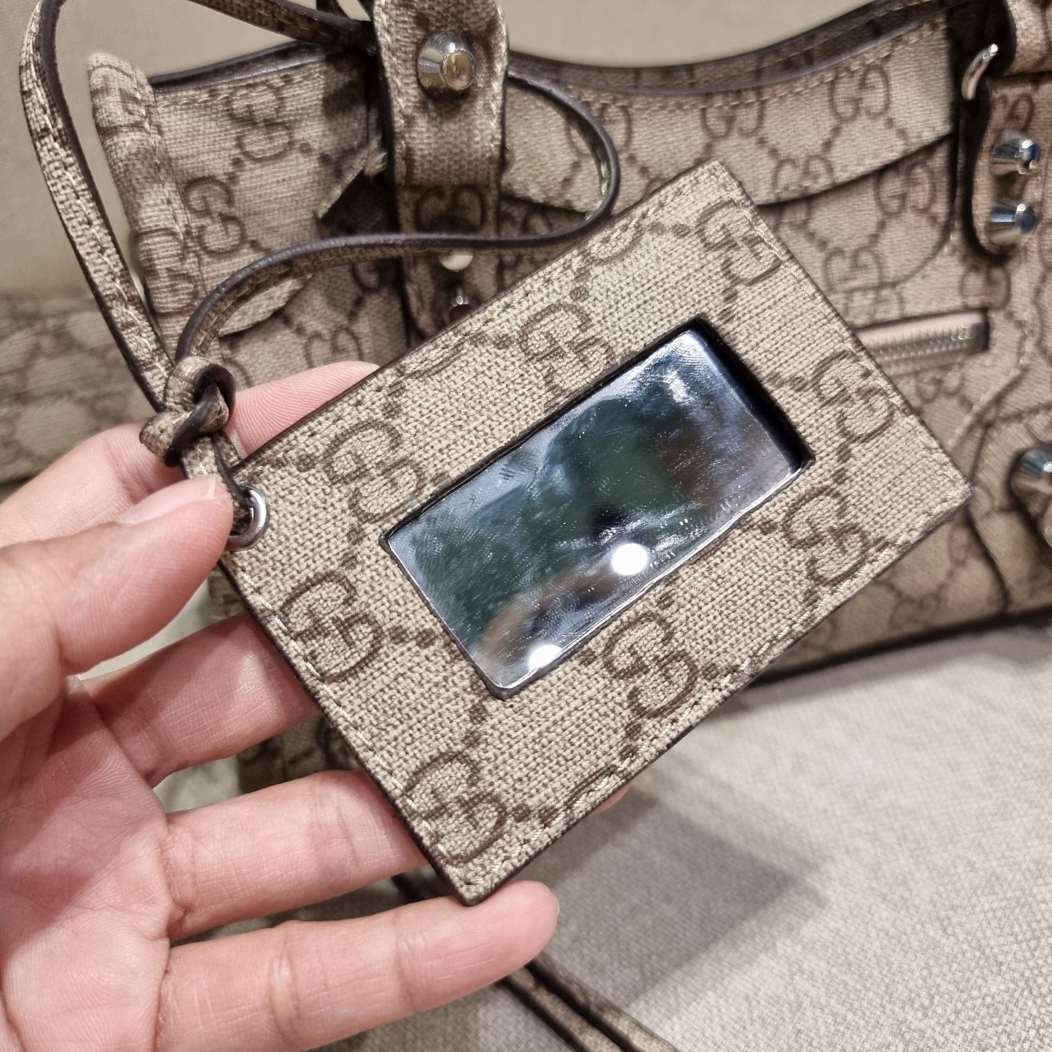 ไซส์ใหม่ กับรุ่นคอลแลบอีกหนึ่ง ที่ฮอตติดลมไม่เลิก!! Gucci×Balenciaga neo classic small bag กระเป๋าถือ/สะพายข้างที่โดดเด่นในสไตล์ที่ไม่ซ้ำ ไม่เกร่อ ดีไซน์มีกิมมิคและลูกเล่นแพรวพราว ทั้งหนังรูดซิป ทั้งหูจับ ทั้งความตกแต่ง มีดีเทลอัพราคาไปหมด วัสดุหนังแคนวาส