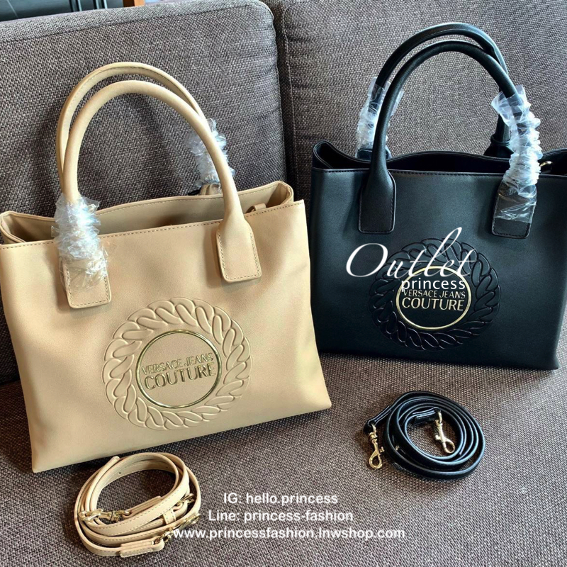 VERSACE JEANS COUTURE HAND BAG 2019 กระเป๋าถือ//สะพายข้างได้ วัสดุหนังเรียบ ผิวลื่น น้ำหนักเบา ด้านหน้ามีโลโก้แบรนด์หรู เปิดปิดปากกระเป๋าแบบกระดุมแม่เหล็ก แบ่งเป็น2ช่องใหญ่ใส่ของนะค่ะ แต่ละช่องกว้างมากทีเดียว มีช่องซิปและช่องเล็กใส่จองจุกจิกค่ะ มาพร้อมสาย