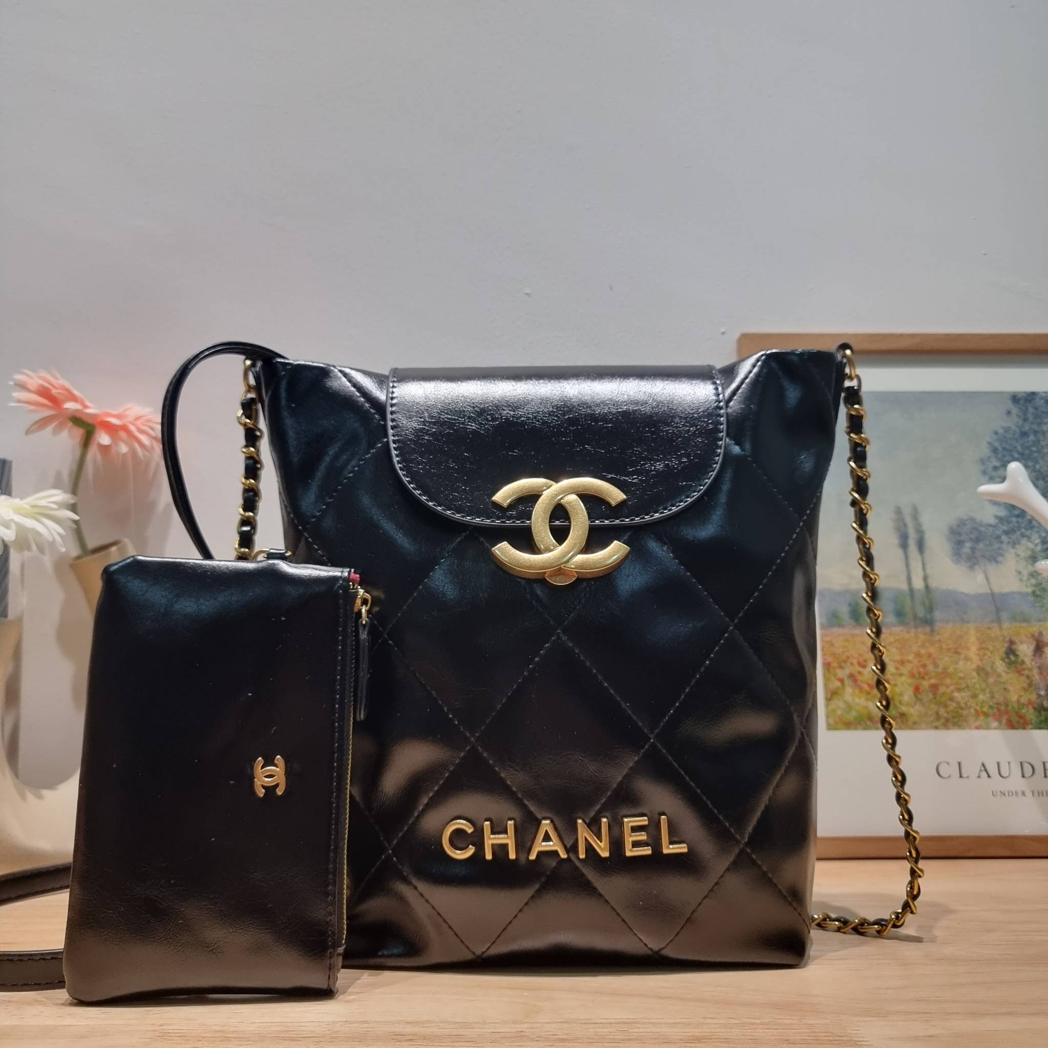 Chanel crossbody tote bag ไอเท็มเอ็กซ์คลูซีพ กระเป๋าสะพายรูปทรงโท้ทสะดวกใช้ มีฝาปิดกระดุมแม่เหล็กให้ในตัว และยังมีใบลูกอีกด้วย โดดเด่นด้วยโลโก้เอกลักษณ์สีทองหรู