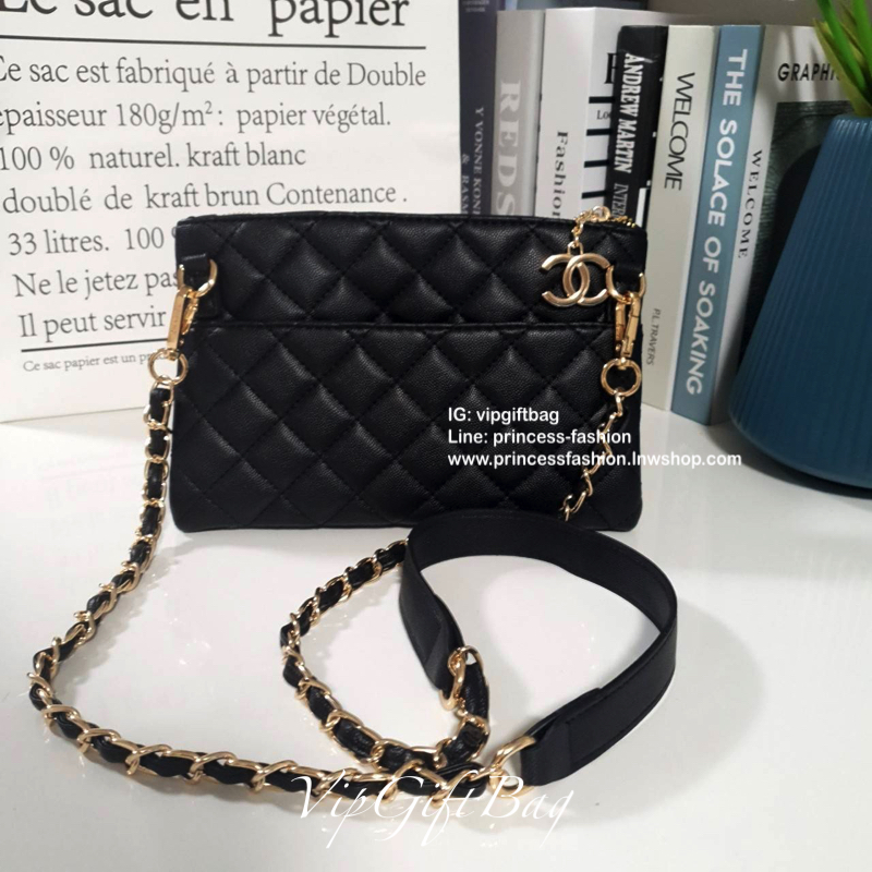กระเป๋าคลัทช์&ครอสบอดี้ **ทรงหรู จากงาน CHANEL VIP GIFT(GIFT WITH PURCHASE) จากเคาเตอร์ต่างประเทศ จากแบรนด์ CHANEL ลายหนัง CAVIER ของแท้ 100% ด้านหน้าประดับโลโก้แบรนด์สีทอง เปิดปิดด้วยซิป อะไหล่ทอง ด้านในปั้ม MADE IN ITALY ด้านหนึ่งเป็นช่องซิปใส่โทรศัพท์ไ