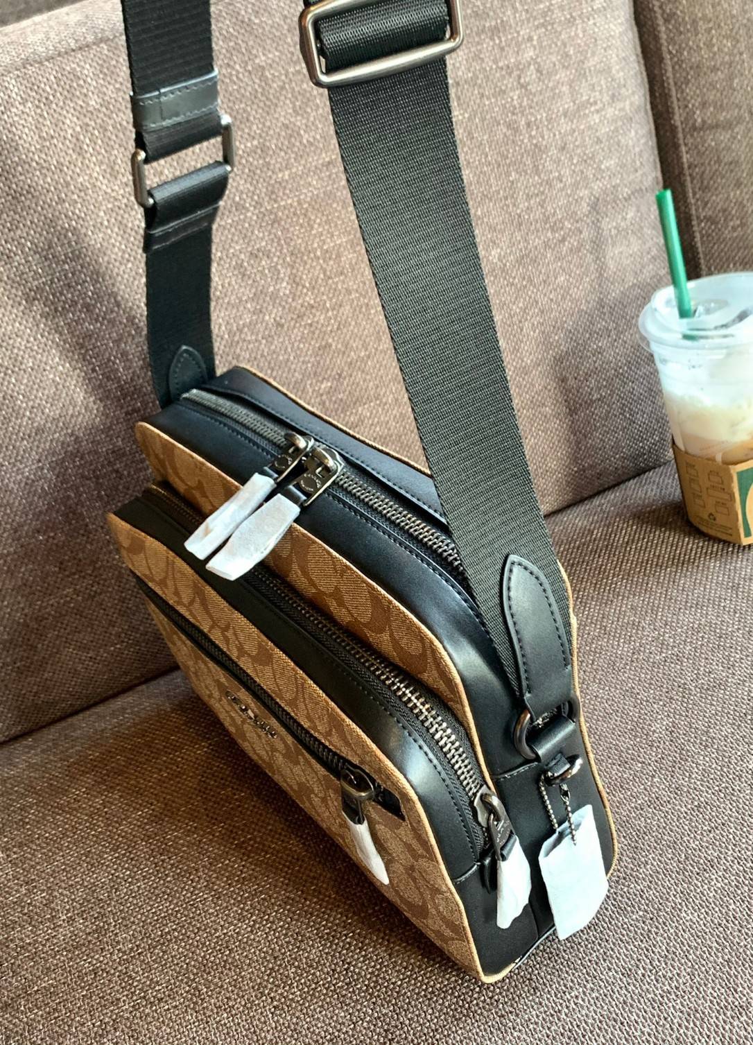 พร้อมสีออกใหม่ ห้ามพลาดค่าา!! COACH WEST CAMERA BAG IN SIGNATURE ((91485)) 🔺กลับมาตามคำเรียกร้องค่าา! กระเป๋าสะพายผู้ชาย((ผู้หญิงก็ใช่สวยทีเดียวค่ะ😘)) หนังแท้ ล่ยหนังCanvasสวยค่ะ มีช่องซิปหน้า//ช่องซิปกลางกว้าง//ช่องหลักแบบซิปคู่ ใส่สัมภาร