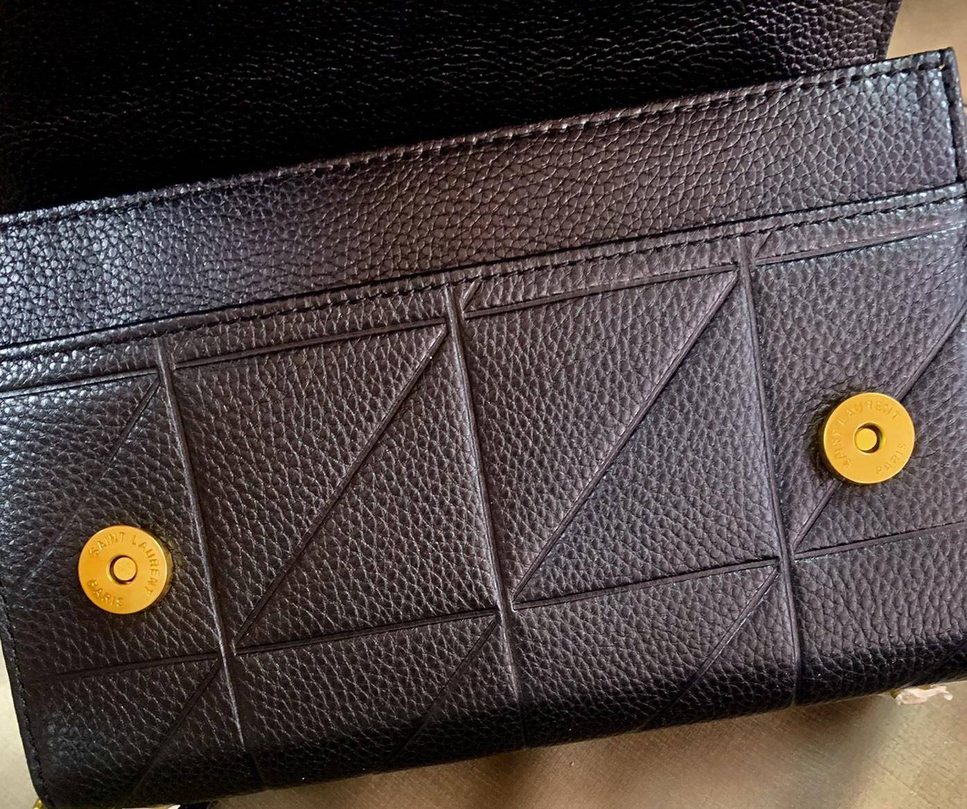 SAINT LAURENT YSL BAG VIP GIFT WITH PURCHASE (GWP) พรีเมี่ยมกิ้ฟ Limited Edition จาก YSL DUTY FREE COUNTER วัสดุหนังแกะหนังเคราะห์ ตกแต่งลวยลายตาราง ปักหมุดตรงหูหิ้ว ด้านหน้าประดับโลโก้แบรนด์YSL ขนาดกระทัดรัด หนังเงาสวย อะไหล่ทองทั้งใบ มาพร้อมสายสะพายยาวส