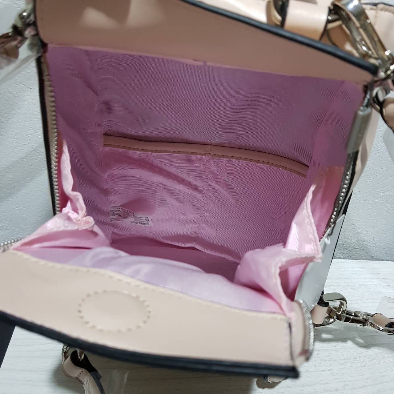 CHARLES & KEITH BACKPACK กระเป๋าเป้สพาย รูปทรงน่ารัก แต่งหมุดให้ look เท่ห์ในตัว ใส่ของได้เยอะ มีซิปเปิดปิดทั้งสองข้าง และกระดุมแม่เหล็ก สวยหรูน่าใช้มากค่ะ