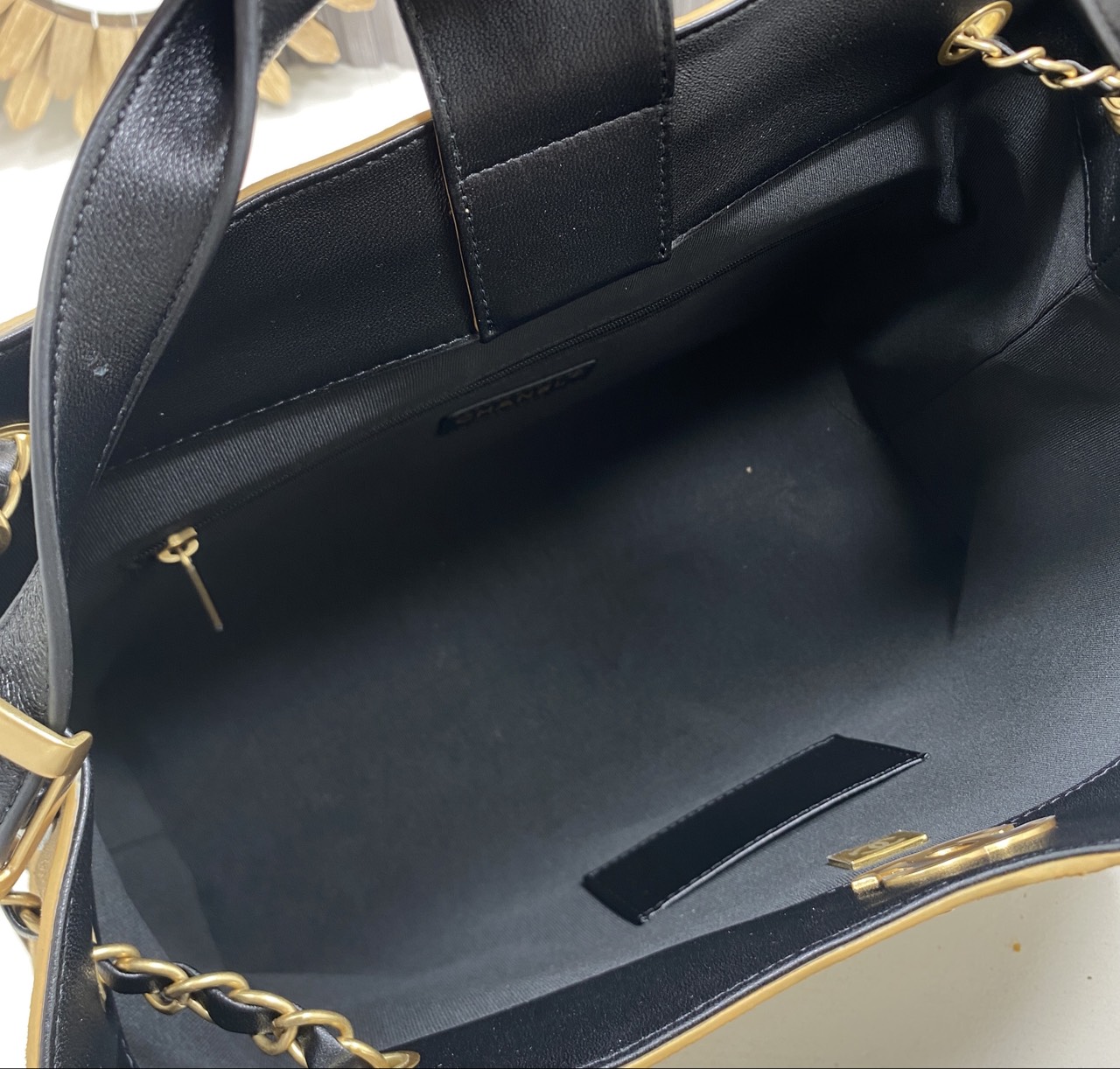 ORI หนังแท้ | CHANEL Shopping Bag 25A Suede Bag กระเป๋าสะพายทรงโท้ท ดีไซน์ใหม่หนังกำมะหยี่โทนน้ำตาล ใช้งานง่าย สวยหรูดูแพง ฐานหนังแท้สีดำตัดอย่างลงตัว