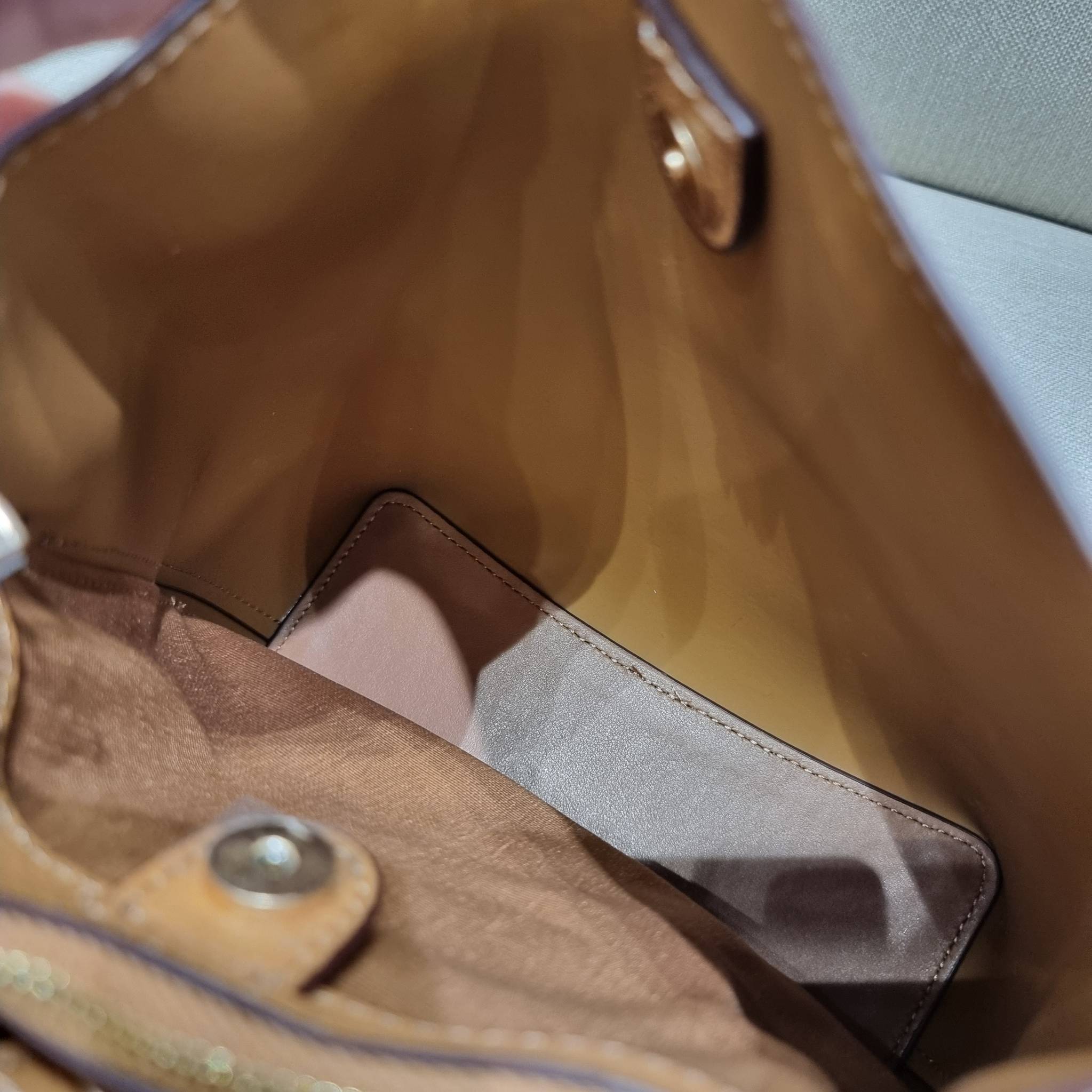 COACH 1011 SMALL TOWN BUCKET BAG รุ่นยอดนิยมใบเล็ก กระเป๋าทรงบัคเก็ต สีคลาสสิคเรียบหรู ตัดกับโลโก้สีทองดูโดดเด่น วัสดุหนัง pepble สวยคมทุกมุมจริงๆ!! เปิด-ปิดด้วยกระดุมแม่เหล็กทั้ง 2 ฝั่ง ภายในเป็นช่องโล่ง มาพร้อมสายสะพายปรับได้ตามตัว ขนาดใบนี้กำลังสวย สะพ