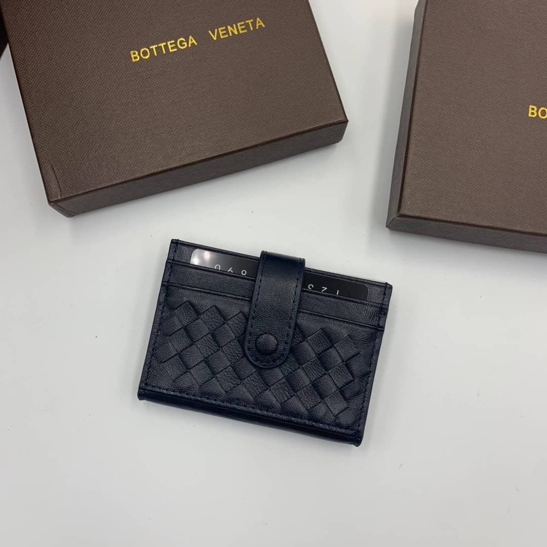 หนังแท้ BOTTEGA VENETA CARD HOLDER BI-FOLD / BV Card Holder พร้อมส่งที่ไทย กระเป๋าใส่บัตร 2 พับ รุ่นคลาสสิกที่หยิบมาใช้งานได้บ่อยที่สุด งานหนังลูกวัวแท้ทั้งใบ ใช้ทนทานได้นาน ใช้ทนทานได้นานภาพสินค้าถ่ายจากงานขายจริง ใช้งานต่างประเทศได้ค่ะ