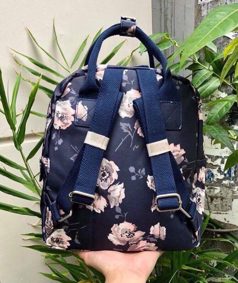 Cath Kidston Multi Strap Backpack กระเป๋าสะพายเป้รุ่นมินิ แบรนด์ดังสไตล์วินเทจสุดฮิต วัสดุ Canvas เคลือบกันน้ำสามารถเช็ดทำความสะอาดง่าย เปิดปิดกระเป๋าด้วยซิปสะดวกใช้ ด้านหน้าประดับโลโก้แบรนด์สวยโดดเด่น พร้อมช่องซิปด้านหน้ากระเป๋าอีกหนึ่งช่องใช้งาน ด้านในโ