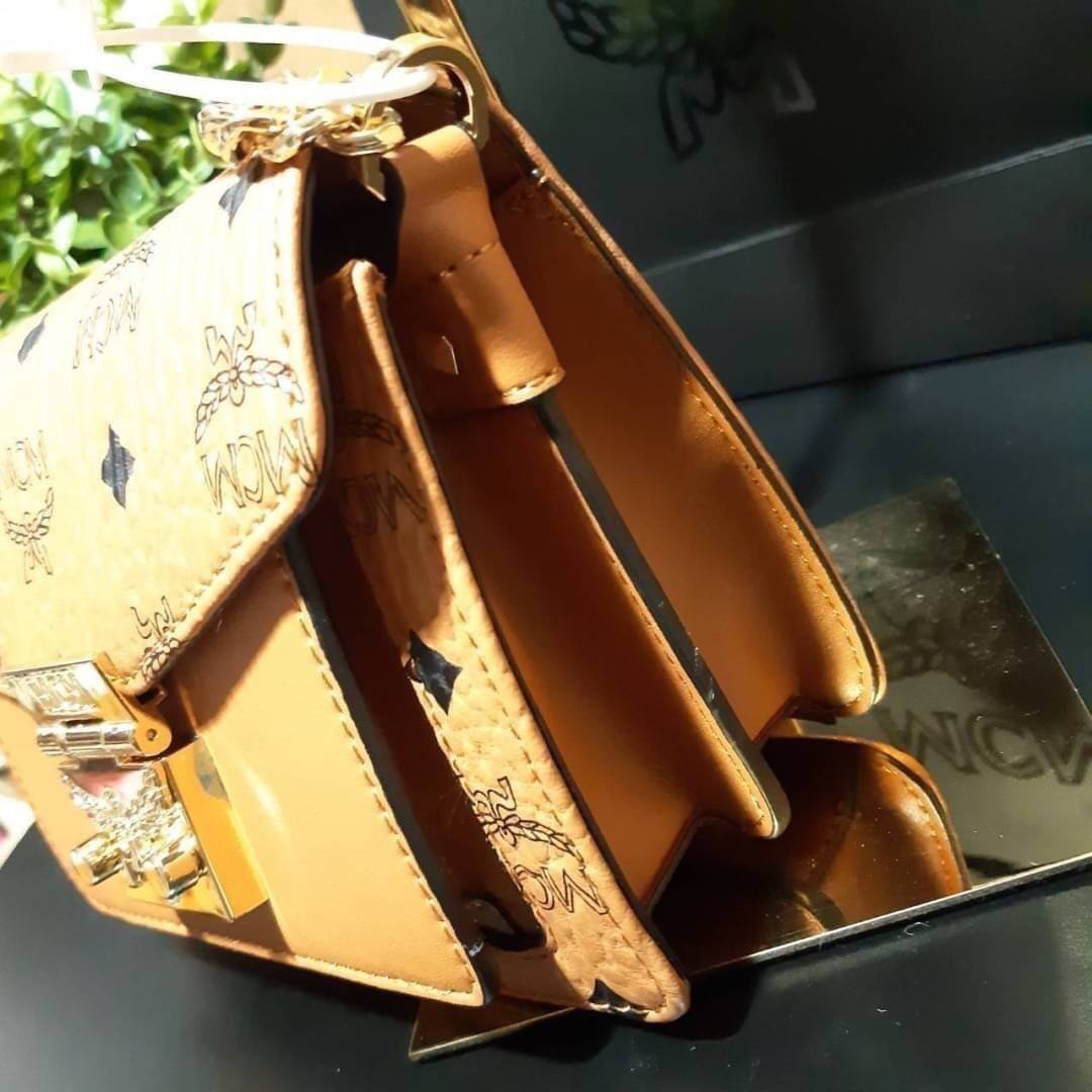 M.C.M MINI PATRICIA CROSSBODY IN VISETOS กระเป๋าสะพายไซส์มินิ เล็กๆแต่ดีเทลยิ่งใหญ่!! เป็นอีกหนึ่งรุ่นที่หรูเกินตัว ด้วยดีไซน์และขนาดพอเหมาะ สาวๆต้องปลื้มแน่นอนใบนี้ วัสดุหนังแคนวาสคุณภาพดีสลับหนังแท้ เปิด-ปิดด้วยตัวกดล็อคอะไหล่ทองสุดหรู ภายในเป็นหนังกลับ