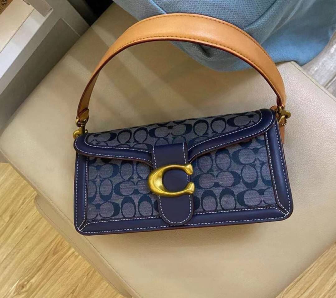 COACH Tabby Shoulder Bag 26 In Signature Chambray กระเป๋าหิ้วได้//คล้องไหล่ได้//สะพายข้างได้ วัสดุผ้าแคนวาสทอลายอย่างดี+หนังแท้ค่ะ เปิดปิดกระเป๋าแบบกระดุมแม่เหล็ก มีอะไหล่แบรนด์ตัวใหญ่ด้านหน้าหรูหราเลยทีเดียว ภายในกระเป๋ามีช่องหลักใส่ของ2ช่อง สามารถใส่กระ