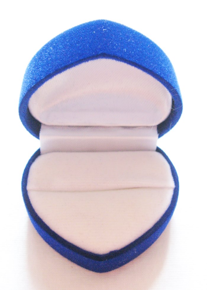 กล่องใส่แหวนรูปหัวใจสีน้ำเงินค่ะ