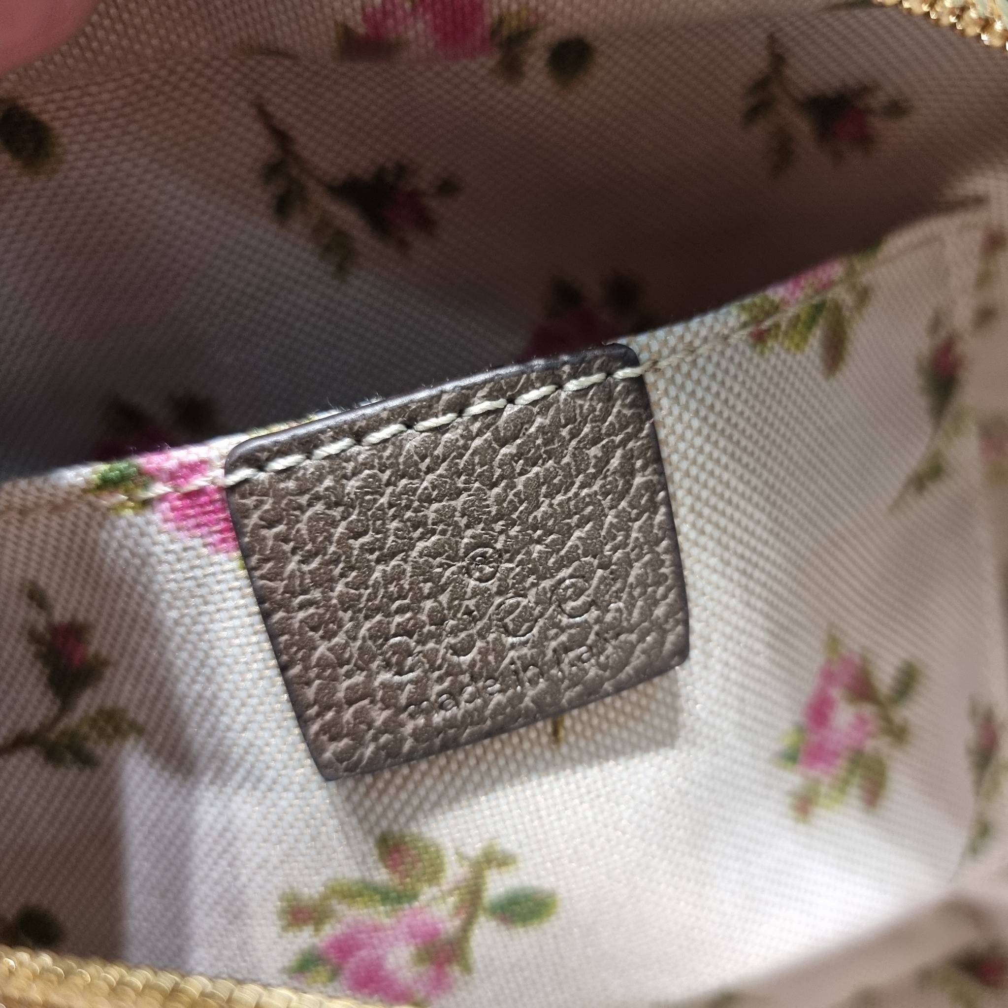 GUCCI NEO VINTAGE GG SUPREME MESSENGER BAG / GG neo vintage crossbody bag พร้อมส่ง กระเป๋าสะพายข้างตัวท็อปฮิต ทรงสวย ใช้งานง่าย โดดเด่นตรงสายสะพายสีสดใสเป็นเอกลักษณ์