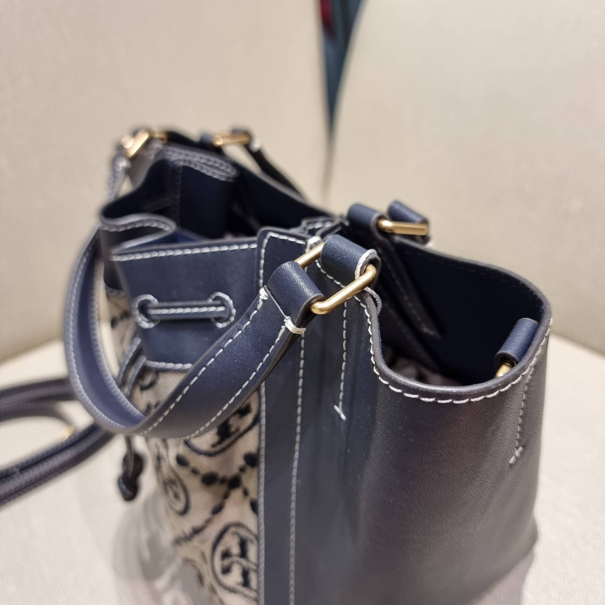 TORY BURCH MCGRAW DRAGONFLY IN MONOGRAM JACQUARD / Tory burch bucket สวยก่อนใคร ไม่ต้องพรีฯ กับกระเป๋าลายโมโนแกรมยอดฮิต ที่มาในรูปทรงดีไซน์ใหญ่ สวยเก๋ ไม่เหมือนใคร ไม่มีซ้ำ!! ใช้งานได้สะดวกด้วยหูจับในตัว และสายสะพายข้างเอามาปรับใช้สะพายได้ตามชอบ ด้านหน้าต